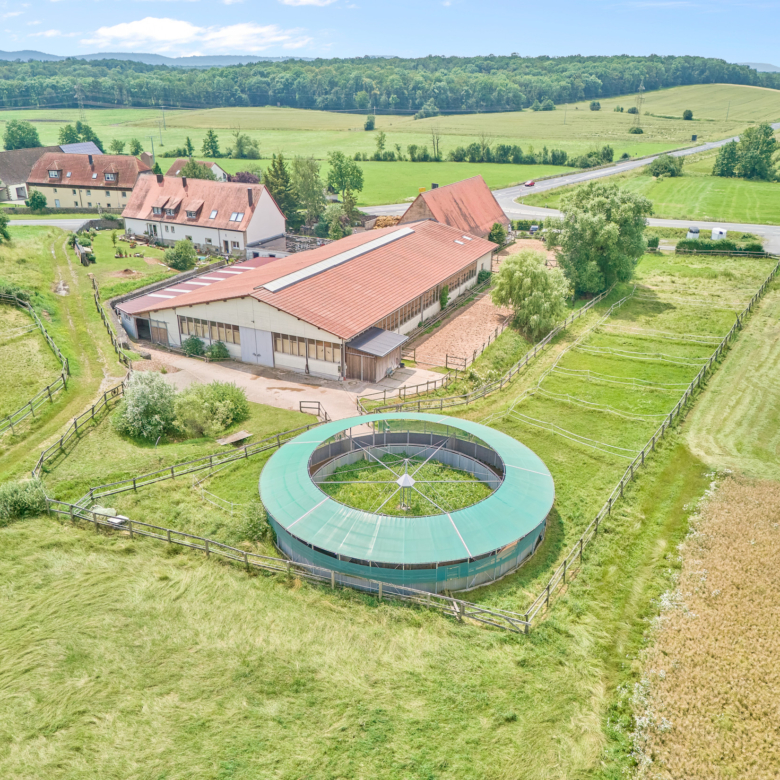 Reitanlage kaufen Bayern – mit gehobenem Wohnkomfort & umfassenden Trainingsbedingungen!