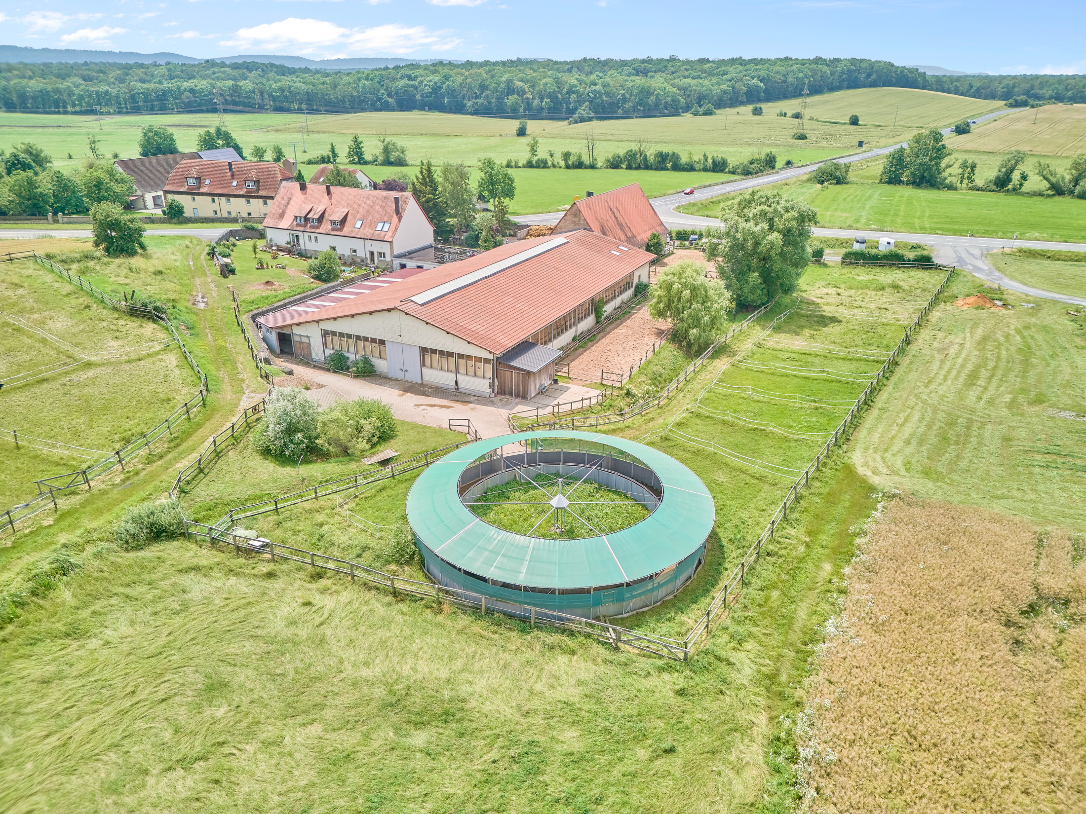 Reitanlage kaufen Bayern – mit gehobenem Wohnkomfort & umfassenden Trainingsbedingungen!
