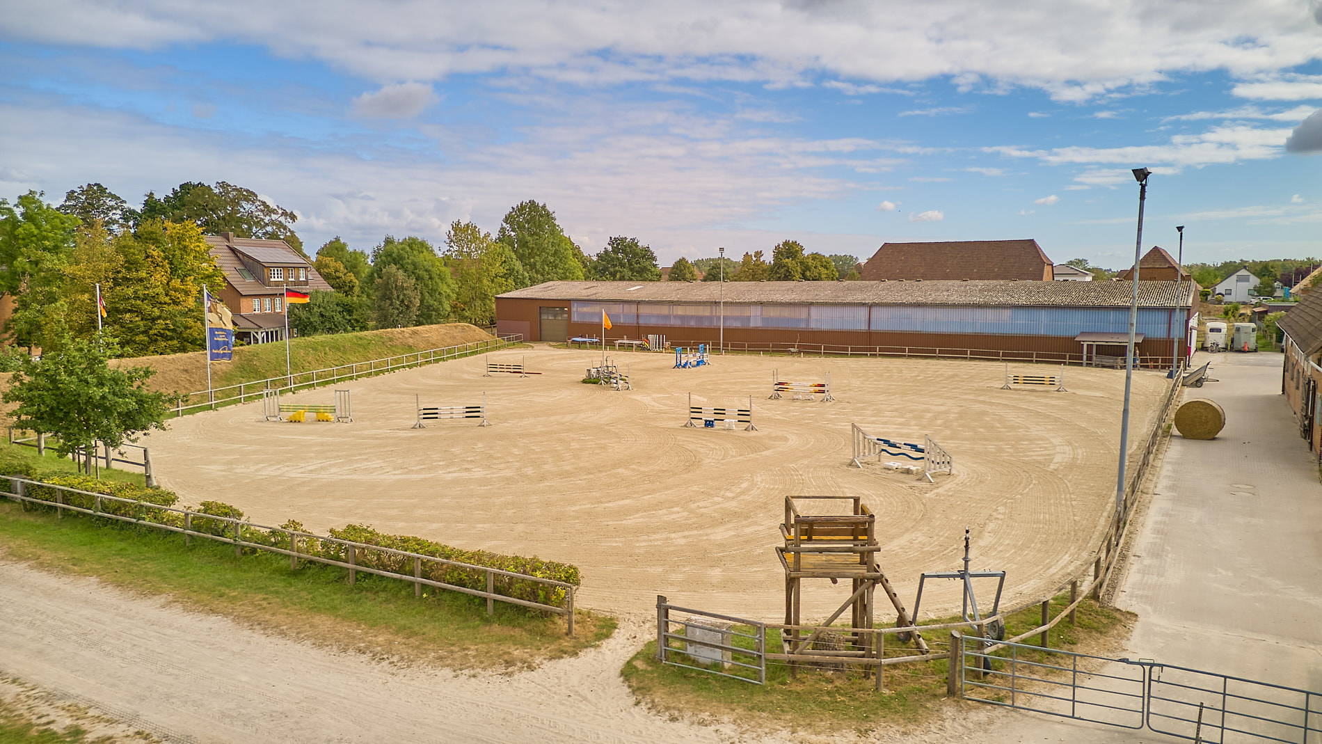 Reitanlage bei Hannover – 29 Pferdeboxen, professionelle Trainingsbedingungen & 4 Wohneinheiten!