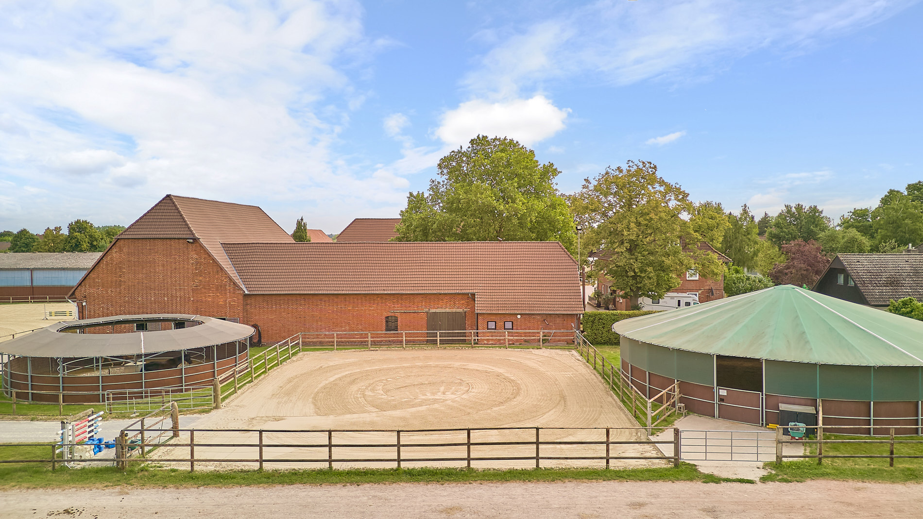 Reitanlage bei Hannover – 29 Pferdeboxen, professionelle Trainingsbedingungen & 4 Wohneinheiten!