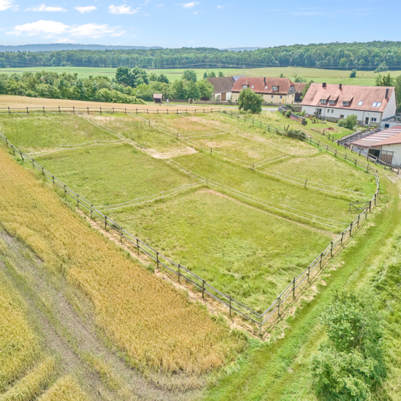 Reitanlage kaufen Bayern – mit gehobenem Wohnkomfort & umfassenden Trainingsbedingungen!