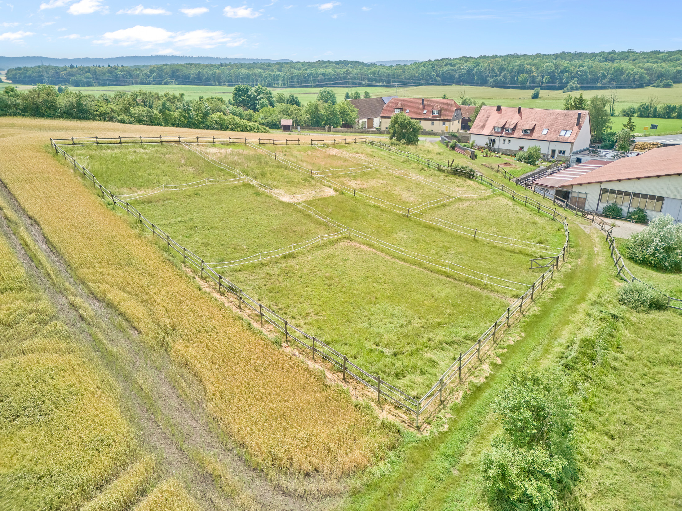 Reitanlage kaufen Bayern – mit gehobenem Wohnkomfort & umfassenden Trainingsbedingungen!