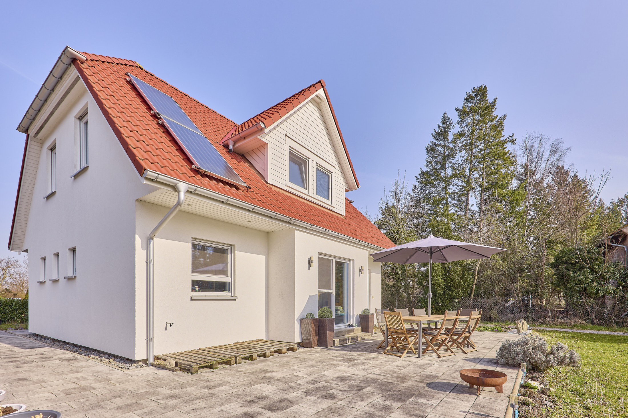 Reiterhof kaufen im Landkreis Kitzingen mit modernem Wohnhaus aus 2019 und Kapazität für 21 Pferde!