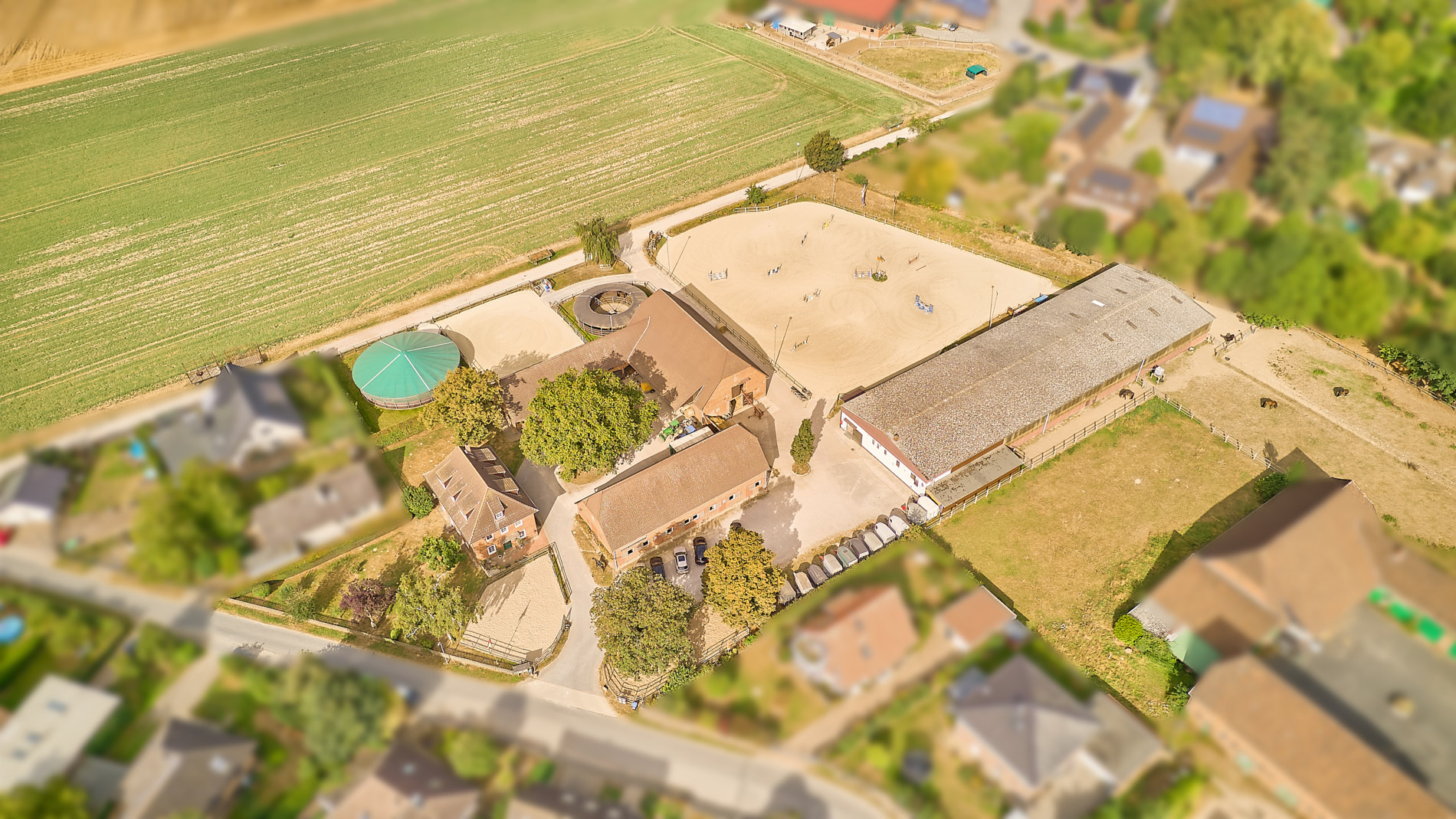 Reitanlage bei Hannover – 29 Pferdeboxen, professionelle Trainingsbedingungen & 4 Wohneinheiten!