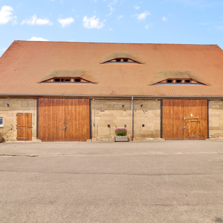 Reitanlage kaufen Bayern – mit gehobenem Wohnkomfort & umfassenden Trainingsbedingungen!