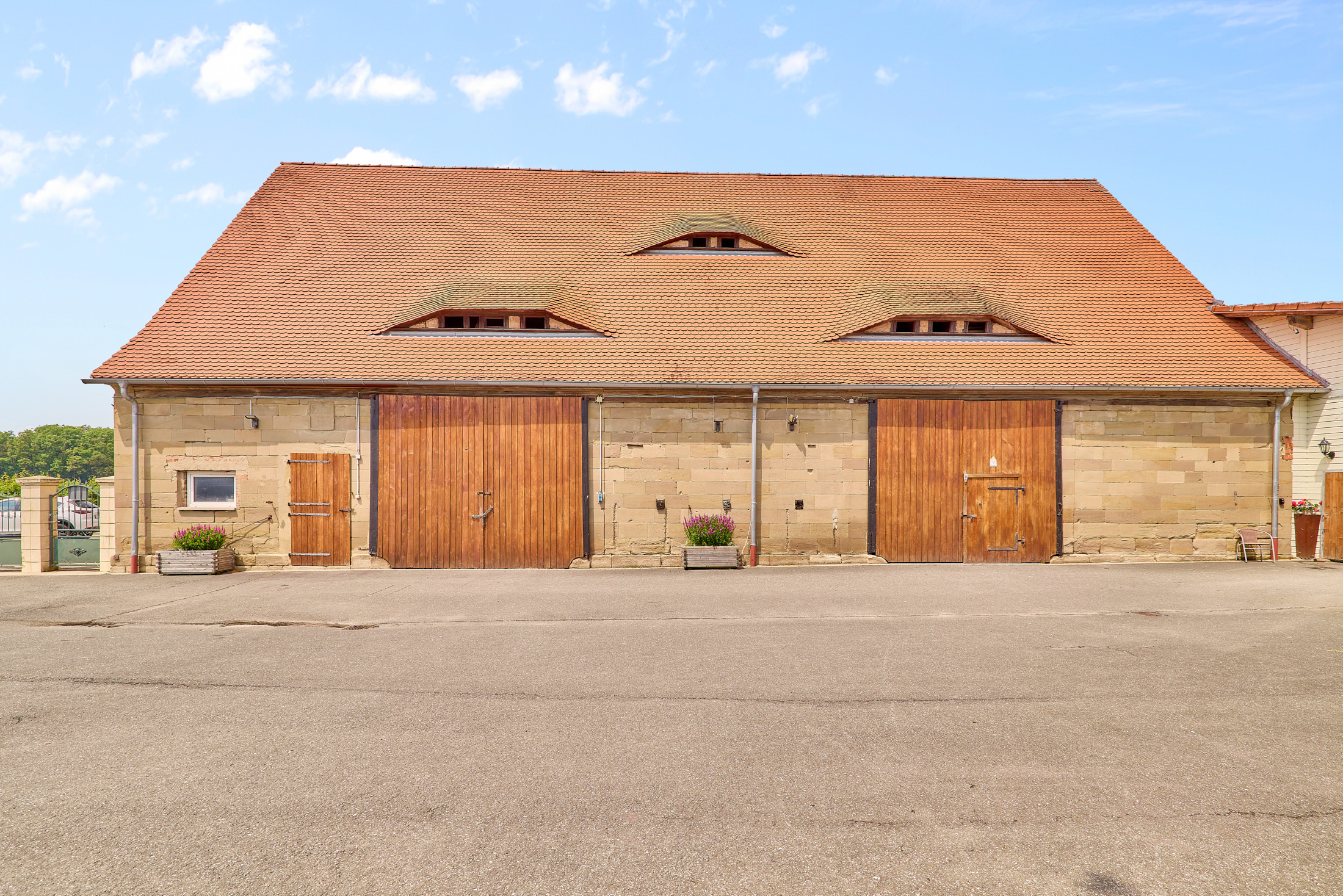 Reitanlage kaufen Bayern – mit gehobenem Wohnkomfort & umfassenden Trainingsbedingungen!