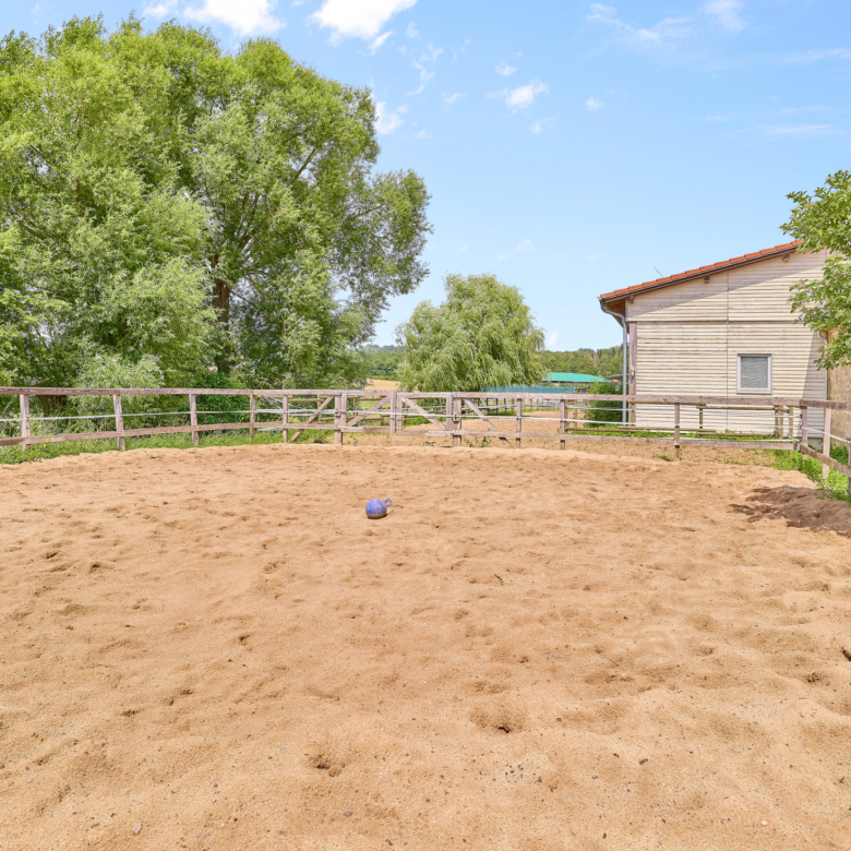 Reitanlage kaufen Bayern – mit gehobenem Wohnkomfort & umfassenden Trainingsbedingungen!