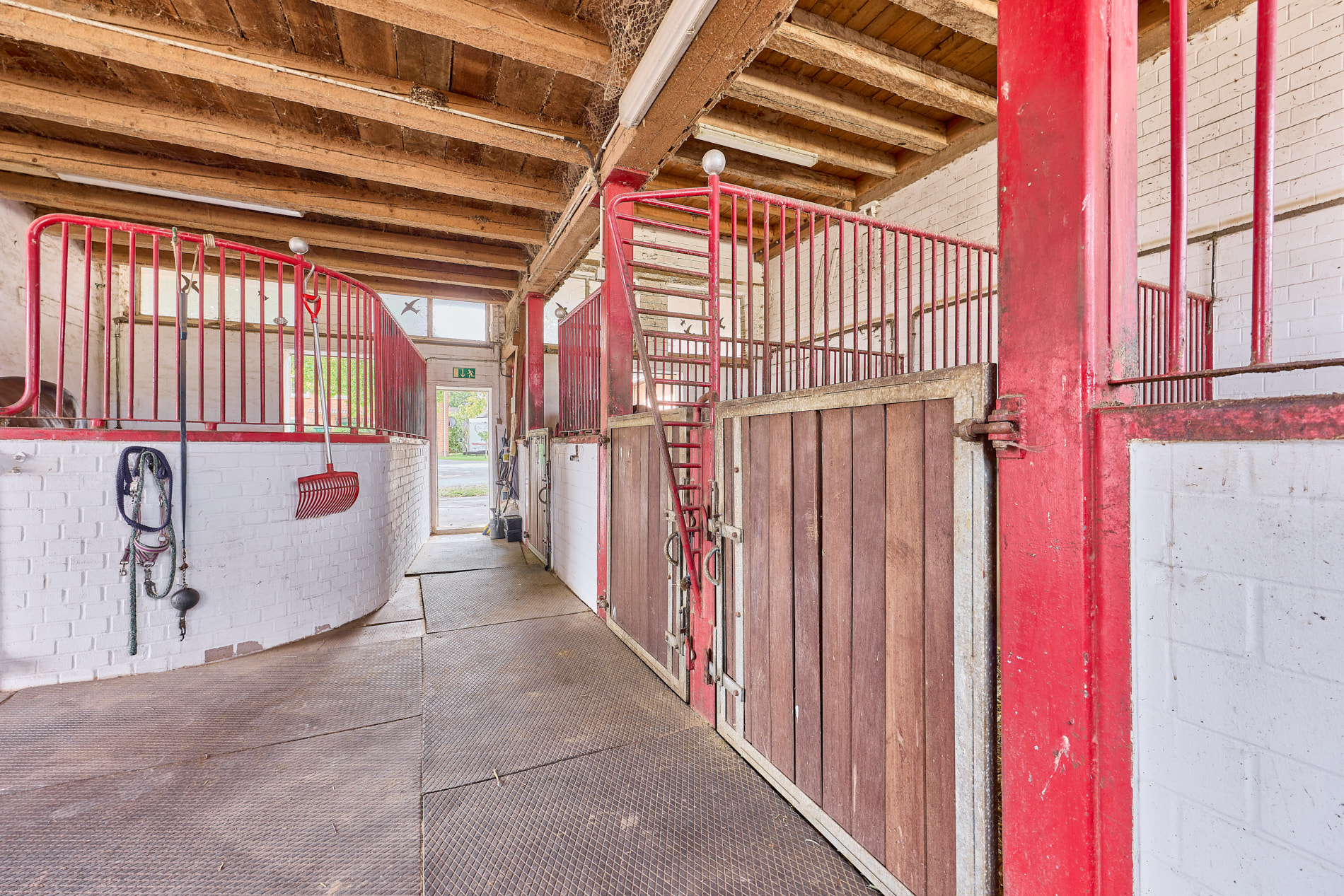 Reitanlage bei Hannover – 29 Pferdeboxen, professionelle Trainingsbedingungen & 4 Wohneinheiten!