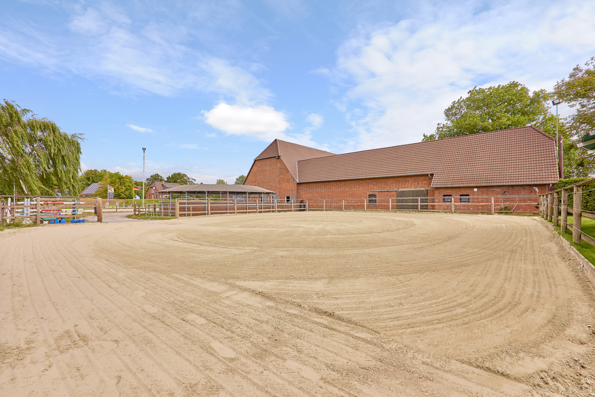 Reitanlage bei Hannover – 29 Pferdeboxen, professionelle Trainingsbedingungen & 4 Wohneinheiten!
