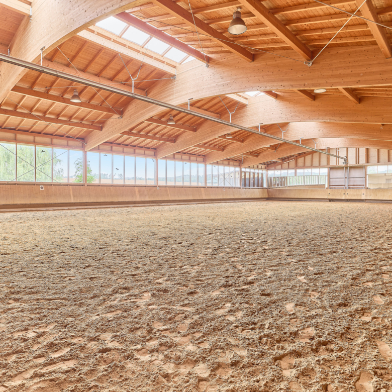Reitanlage kaufen Bayern – mit gehobenem Wohnkomfort & umfassenden Trainingsbedingungen!