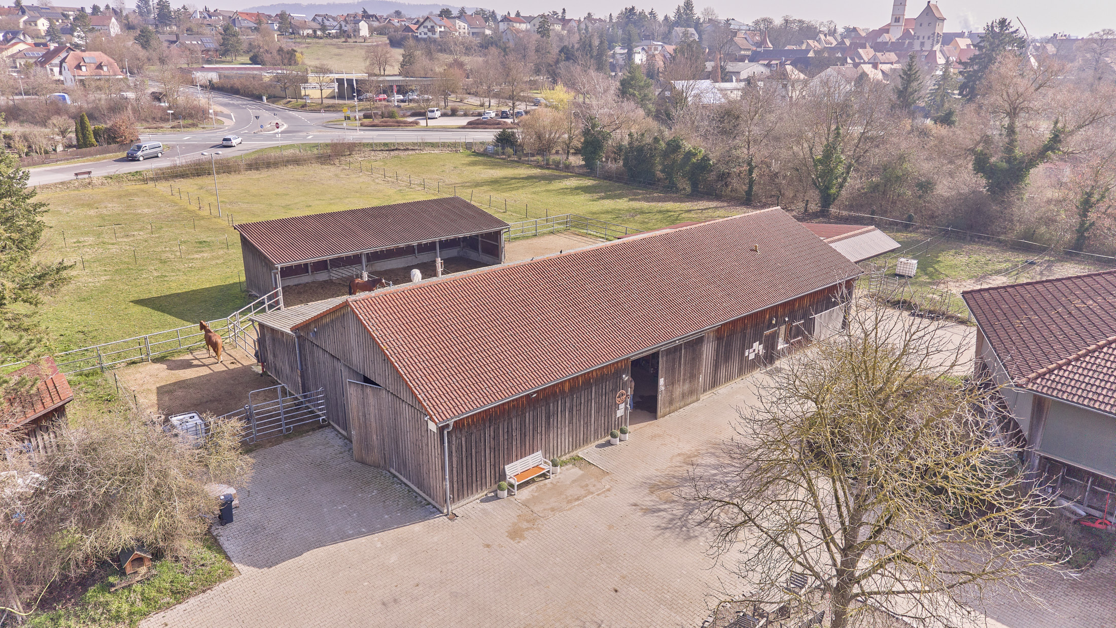 Reiterhof kaufen im Landkreis Kitzingen mit modernem Wohnhaus aus 2019 und Kapazität für 21 Pferde!