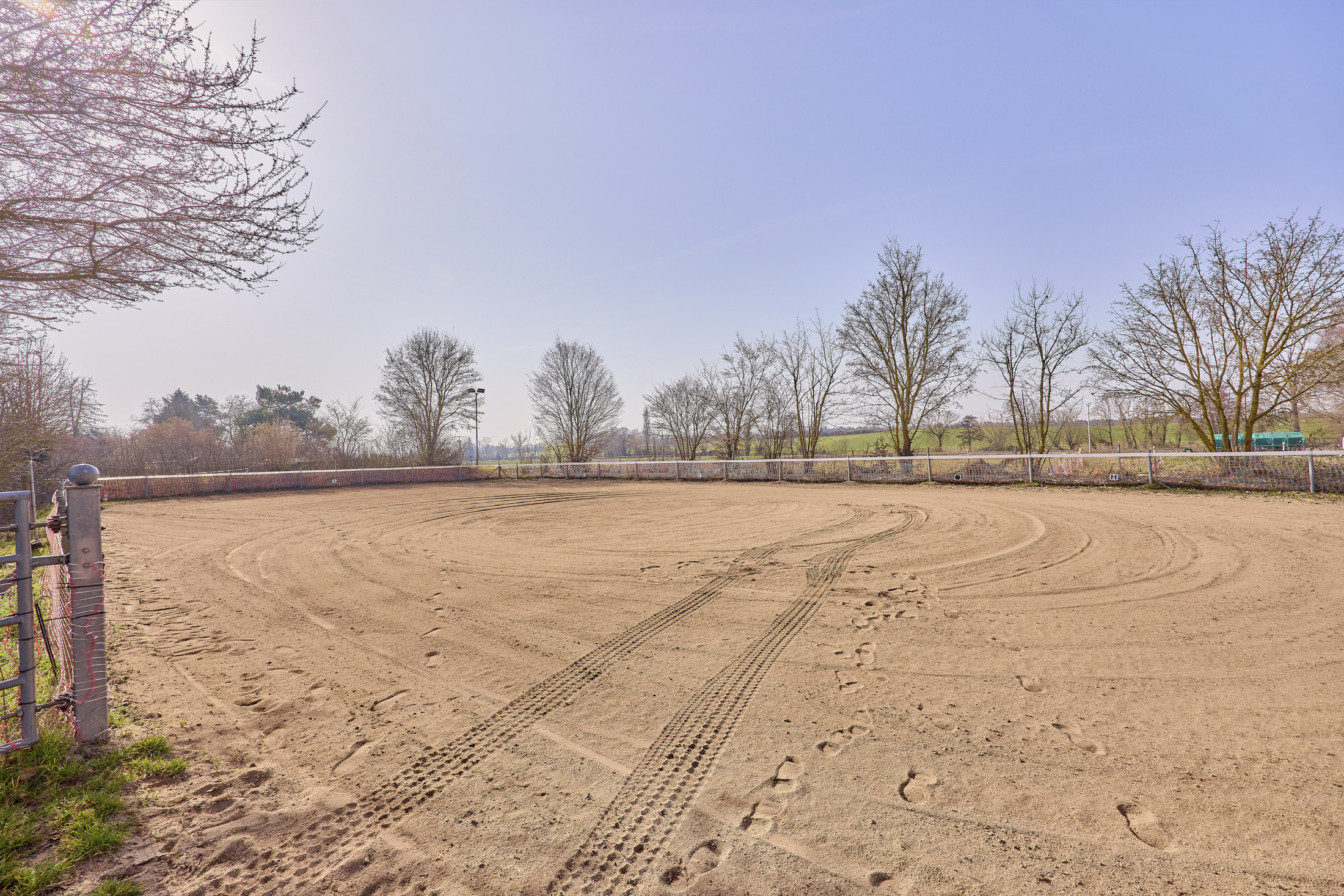 Reiterhof kaufen im Landkreis Kitzingen mit modernem Wohnhaus aus 2019 und Kapazität für 21 Pferde!