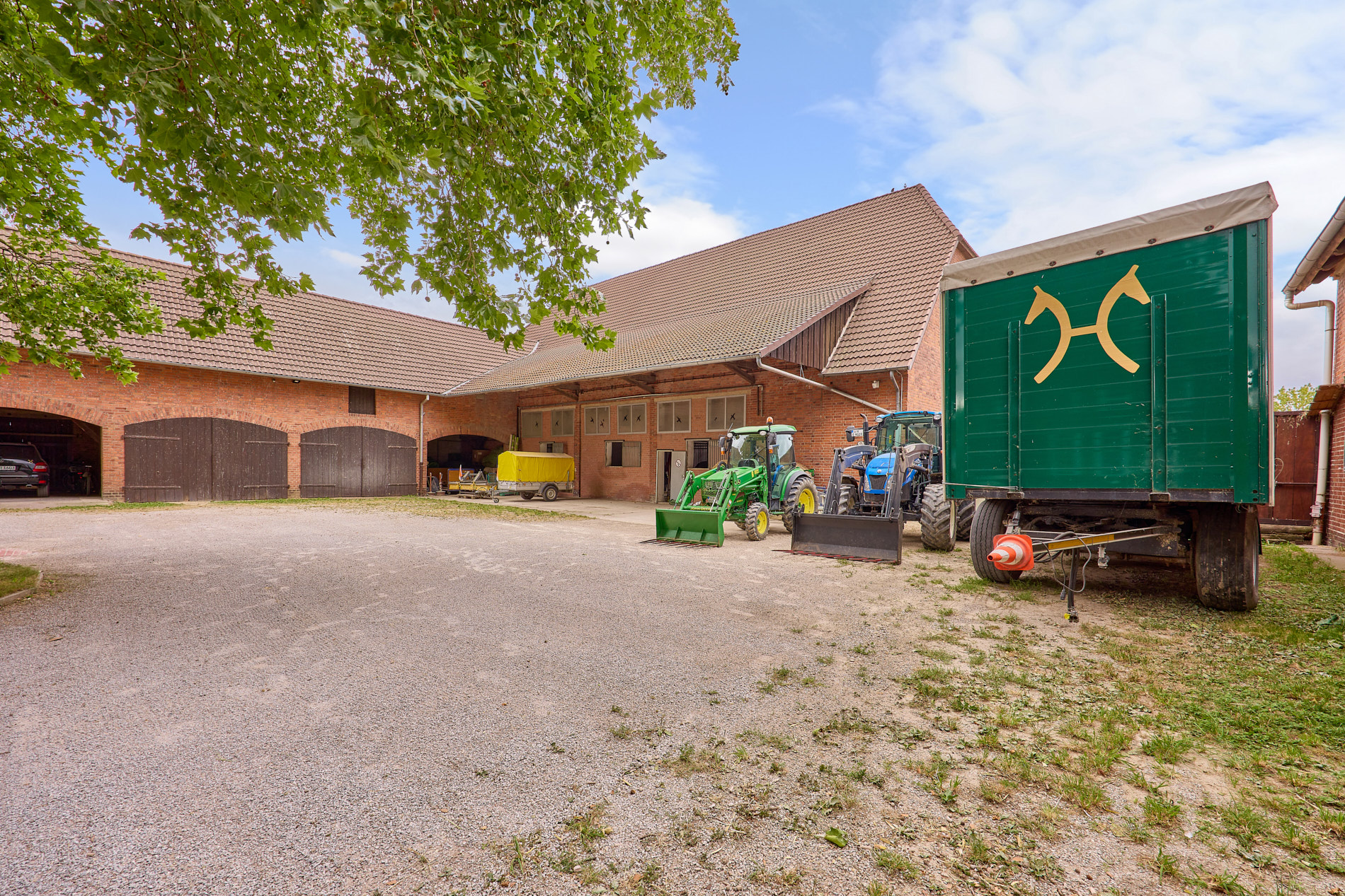 Reitanlage bei Hannover – 29 Pferdeboxen, professionelle Trainingsbedingungen & 4 Wohneinheiten!