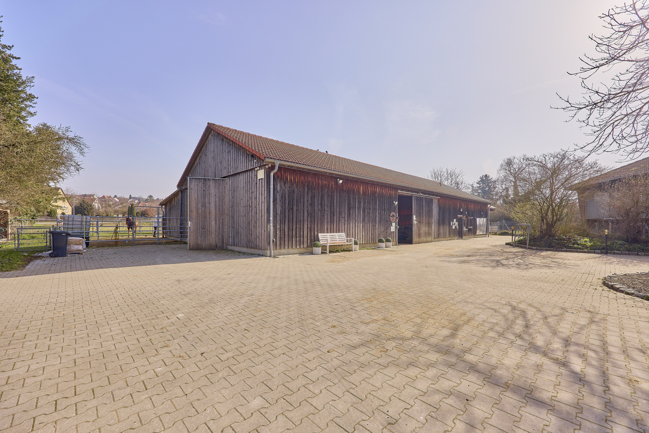 Reiterhof kaufen im Landkreis Kitzingen mit modernem Wohnhaus aus 2019 und Kapazität für 21 Pferde!