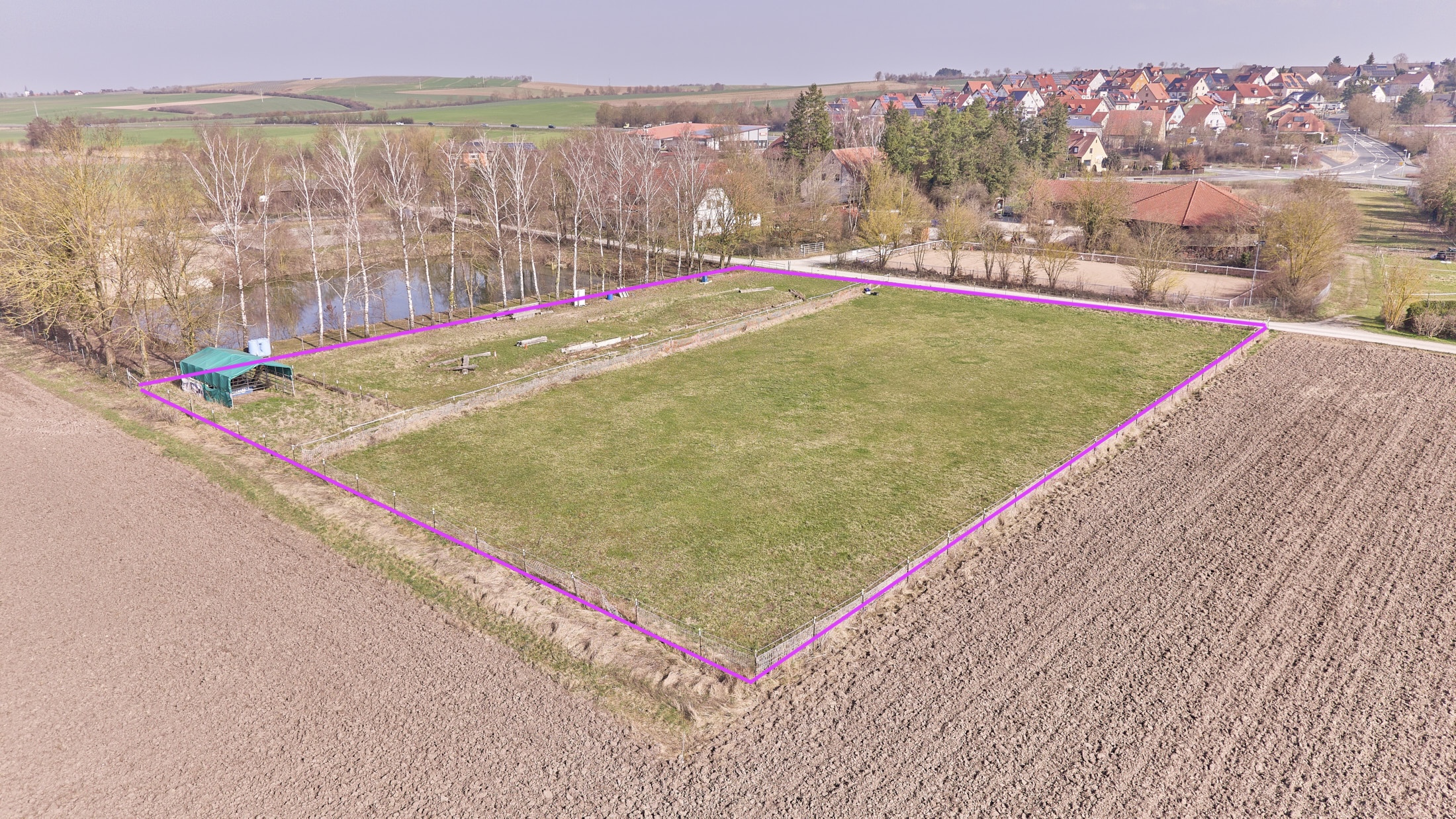 Reiterhof kaufen im Landkreis Kitzingen mit modernem Wohnhaus aus 2019 und Kapazität für 21 Pferde!
