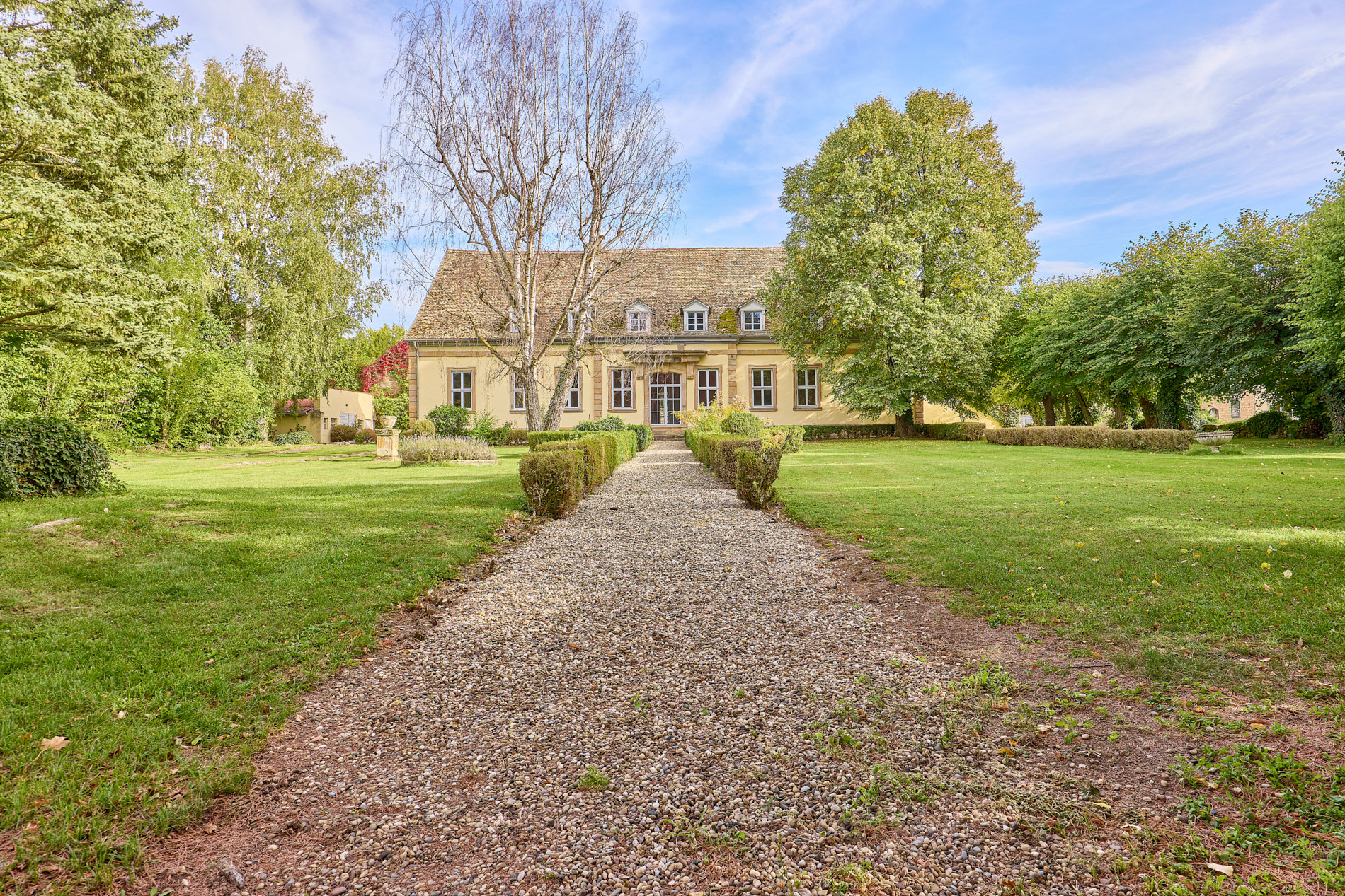 Schloss zu verkaufen in Rheinhessen mit eigener Reitanlage und Event-Location!