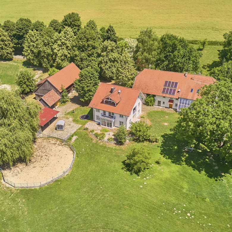 Private Pferdeimmobilie im Landkreis Ravensburg mit mehreren Wohnhäusern & See-Zugang!