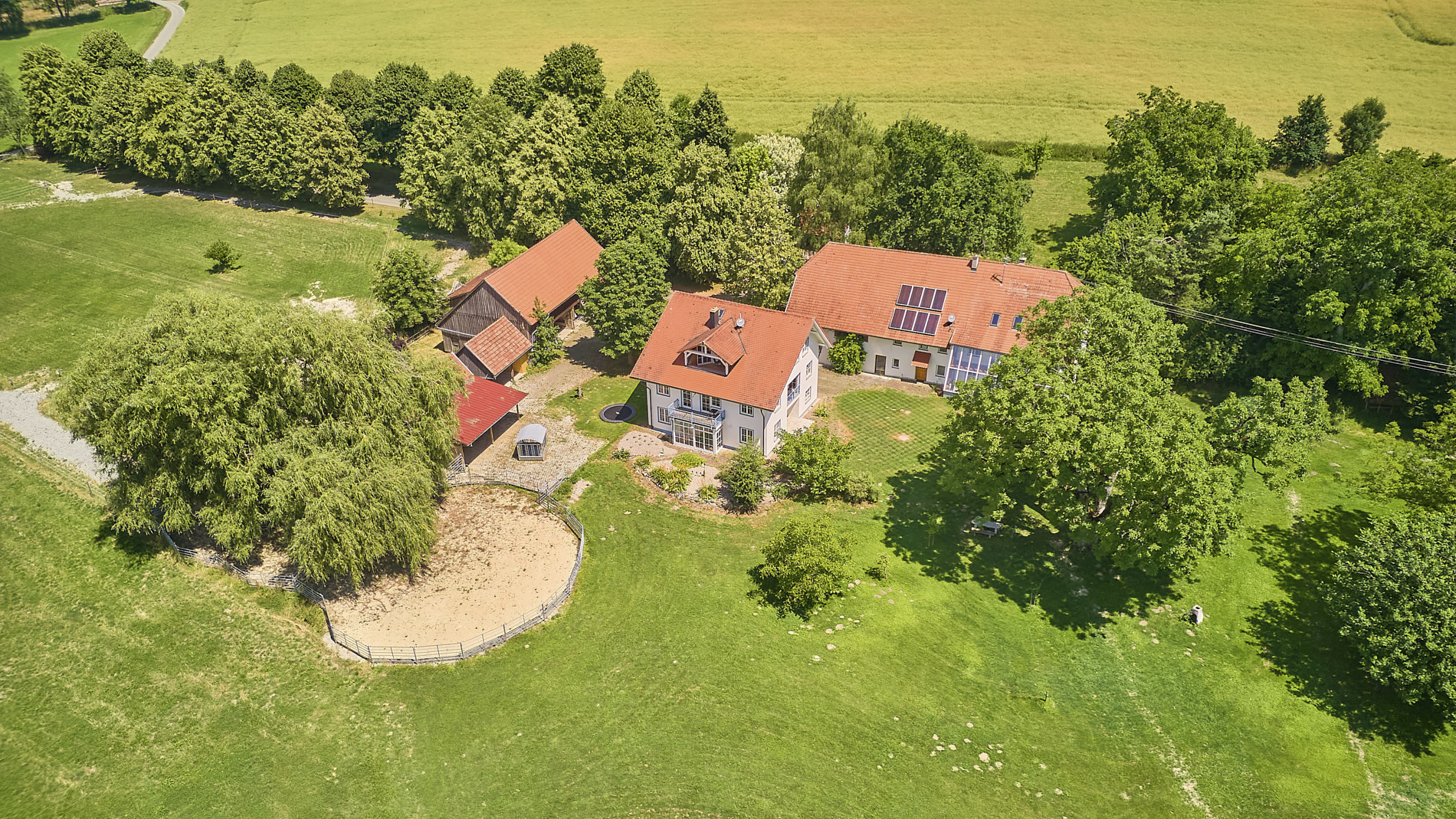 Private Pferdeimmobilie im Landkreis Ravensburg mit mehreren Wohnhäusern & See-Zugang!