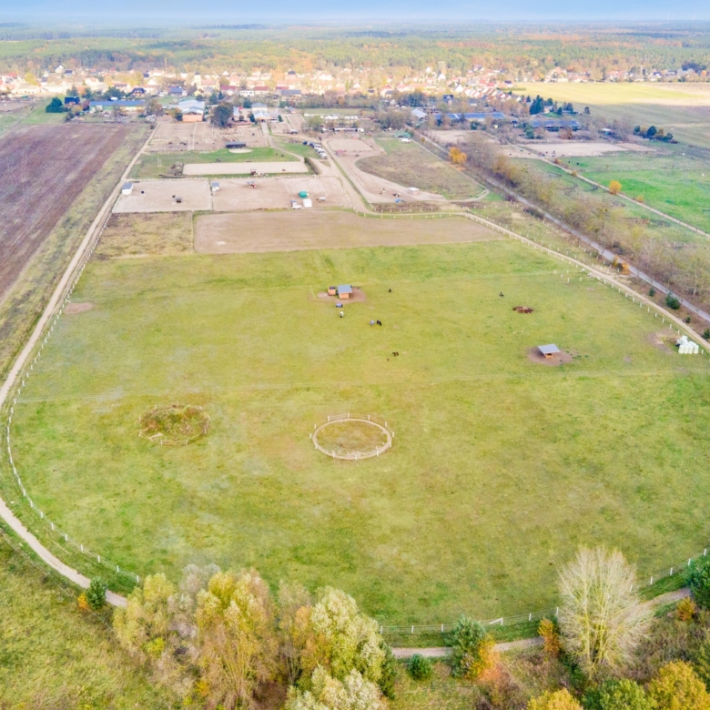 Reitanlage bei Berlin zu verkaufen – Platz für knapp 100 Pferde im Landkreis Havelland Schönwalde-Glien!