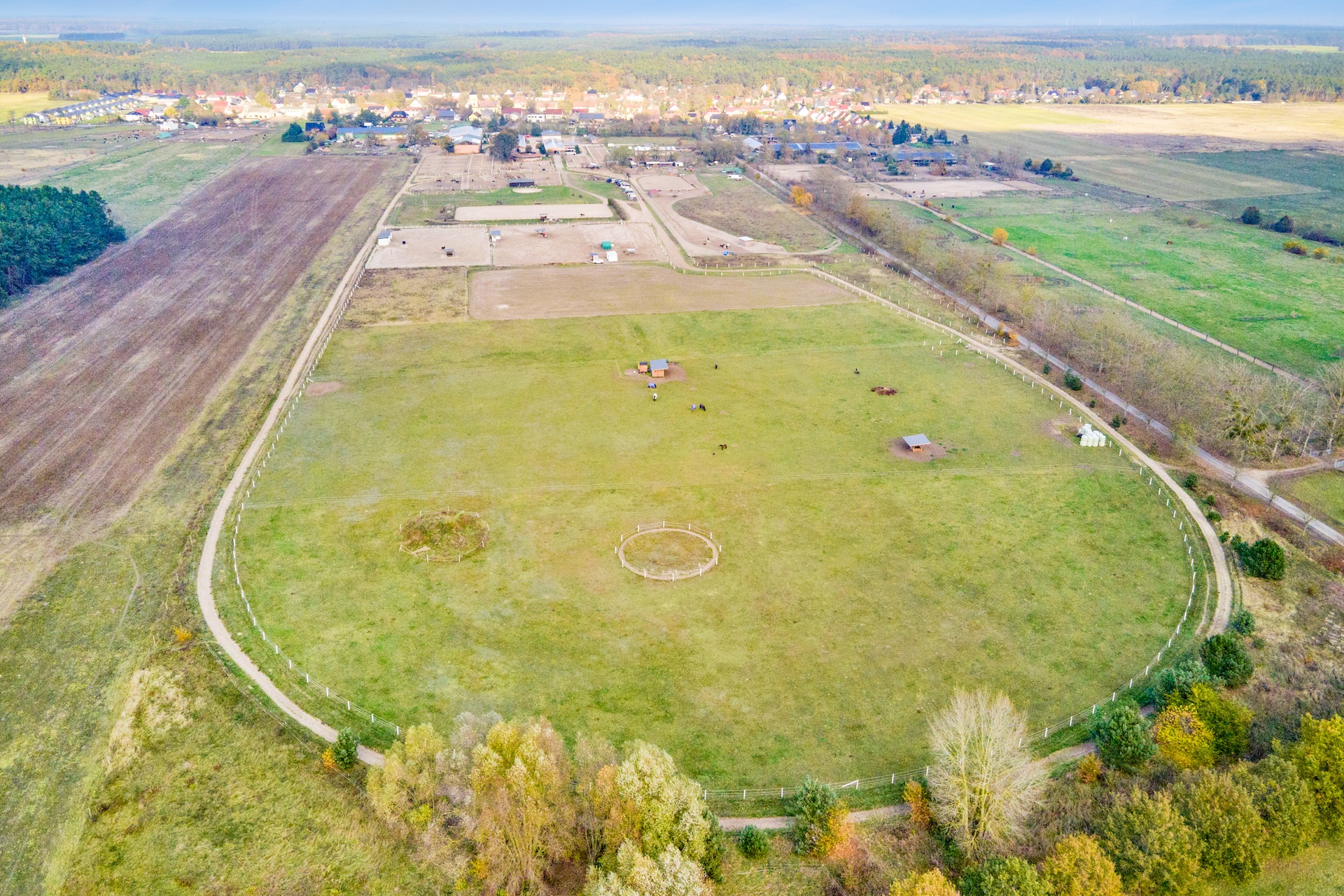 Reitanlage bei Berlin zu verkaufen – Platz für knapp 100 Pferde im Landkreis Havelland Schönwalde-Glien!