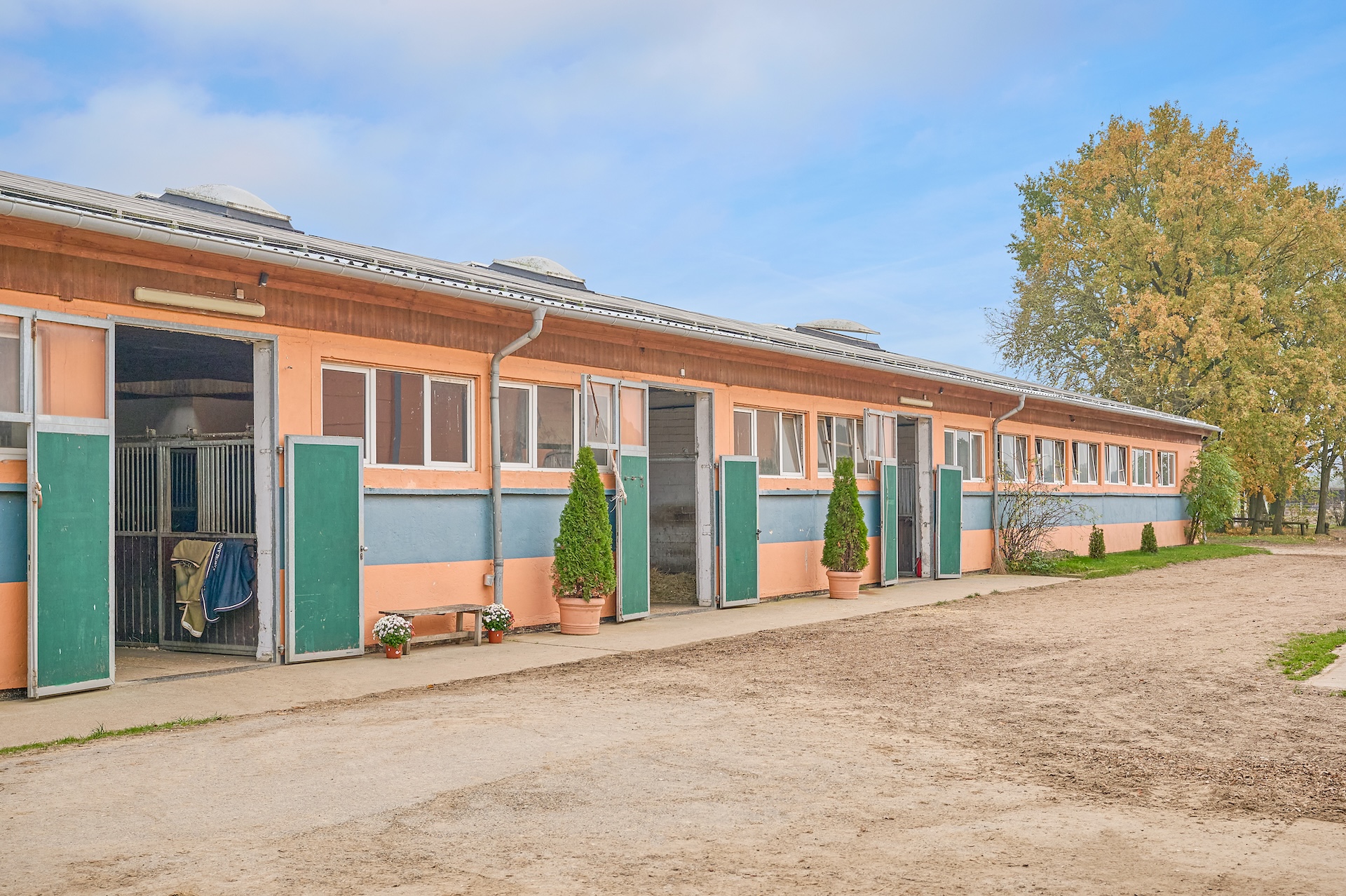 Reitanlage bei Berlin zu verkaufen – Platz für knapp 100 Pferde im Landkreis Havelland Schönwalde-Glien!