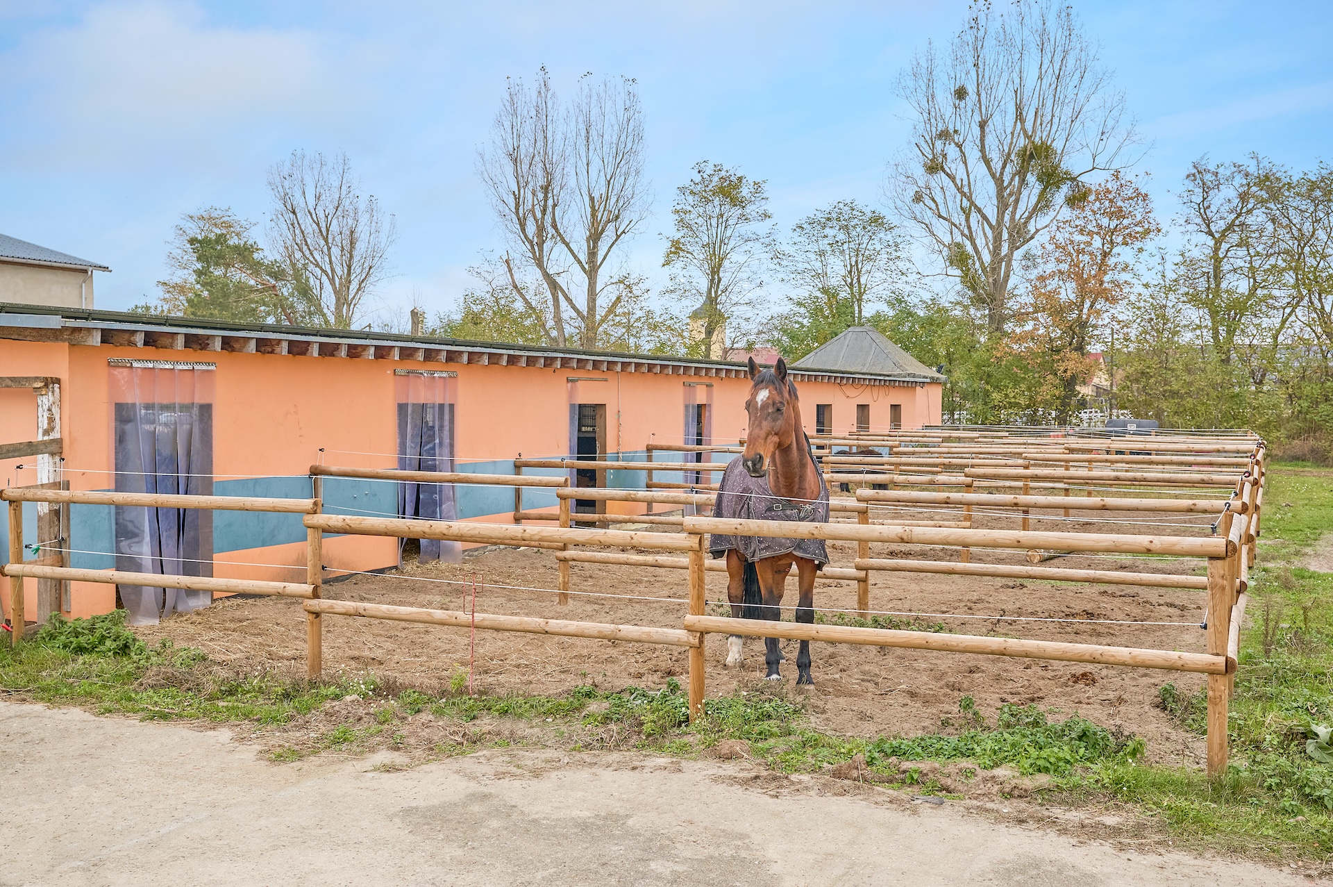 Reitanlage bei Berlin zu verkaufen – Platz für knapp 100 Pferde im Landkreis Havelland Schönwalde-Glien!