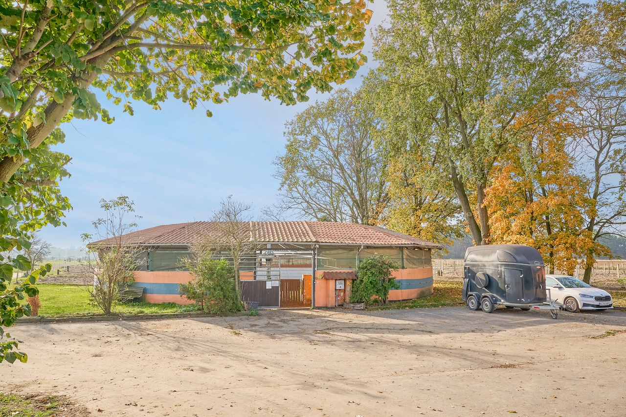 Reitanlage bei Berlin zu verkaufen – Platz für knapp 100 Pferde im Landkreis Havelland Schönwalde-Glien!