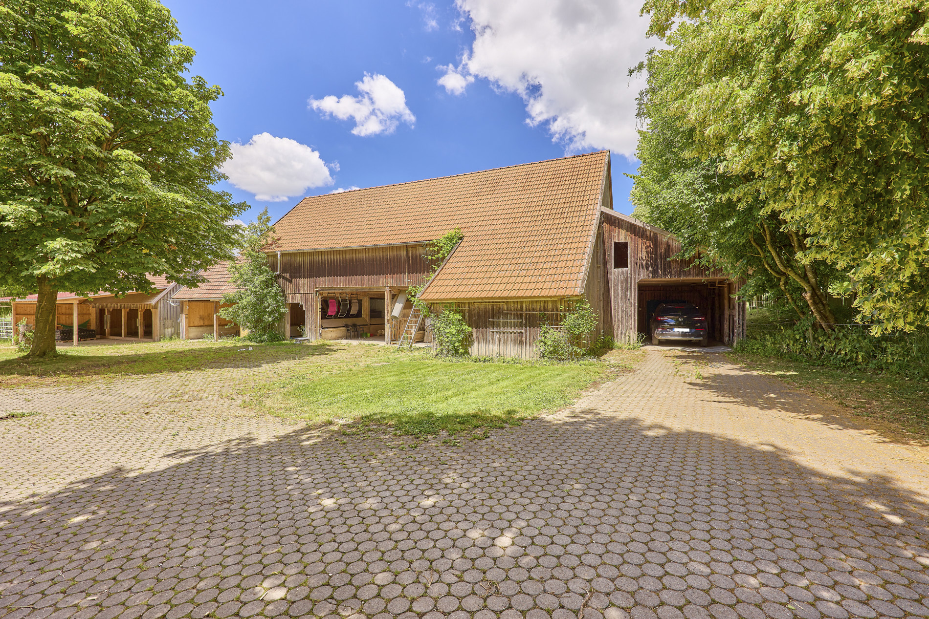 Private Pferdeimmobilie im Landkreis Ravensburg mit mehreren Wohnhäusern & See-Zugang!