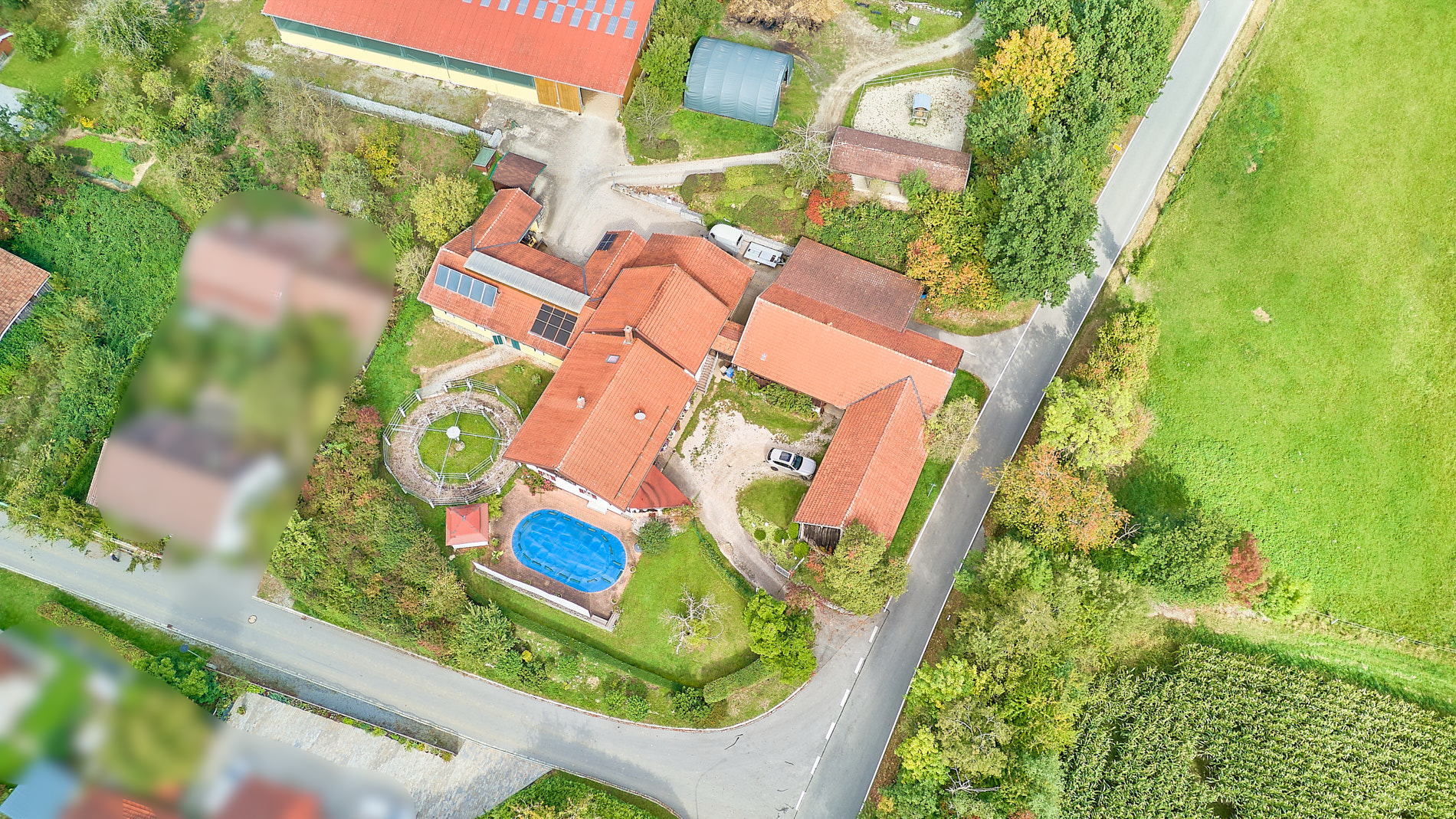 Landhaus in Bayern mit hochwertiger & privat genutzter Reitanlage inklusive Reithalle!