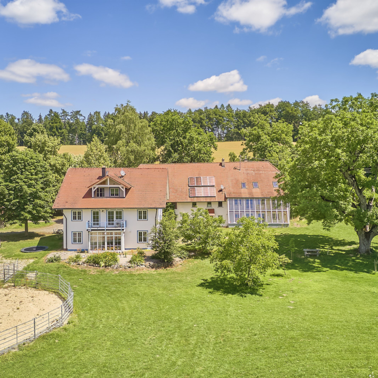 Private Pferdeimmobilie im Landkreis Ravensburg mit mehreren Wohnhäusern & See-Zugang!