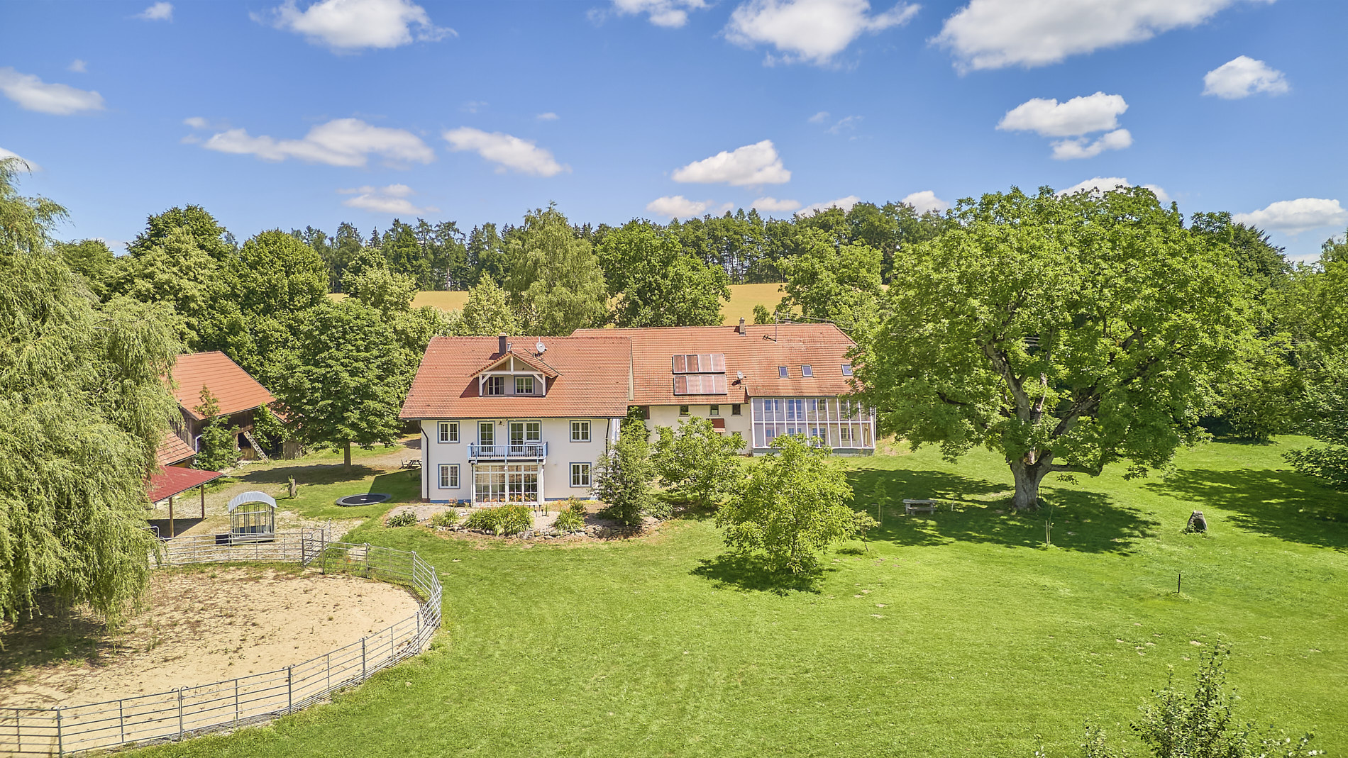 Private Pferdeimmobilie im Landkreis Ravensburg mit mehreren Wohnhäusern & See-Zugang!