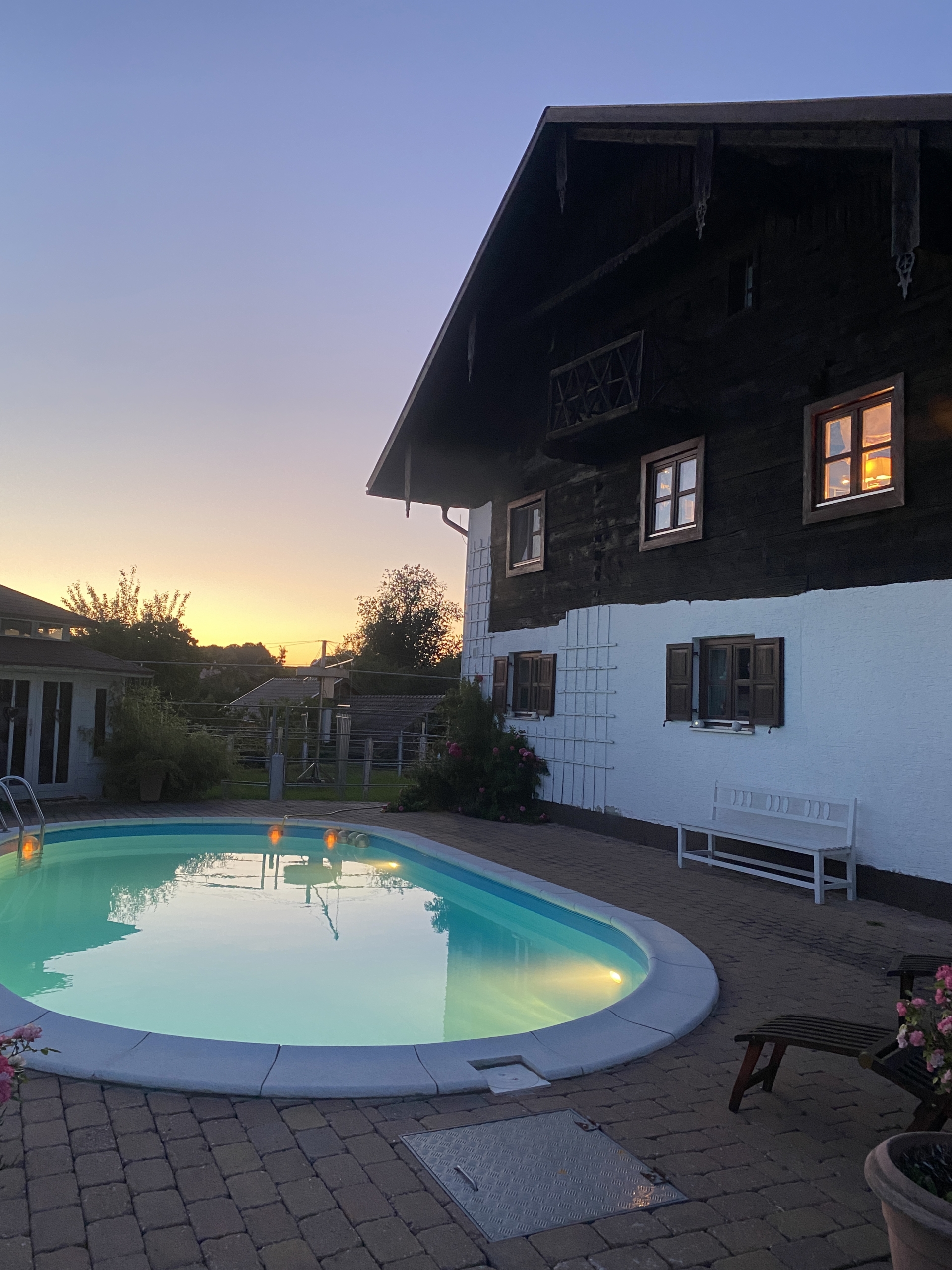 Landhaus in Bayern mit hochwertiger & privat genutzter Reitanlage inklusive Reithalle und beheiztem Pool!