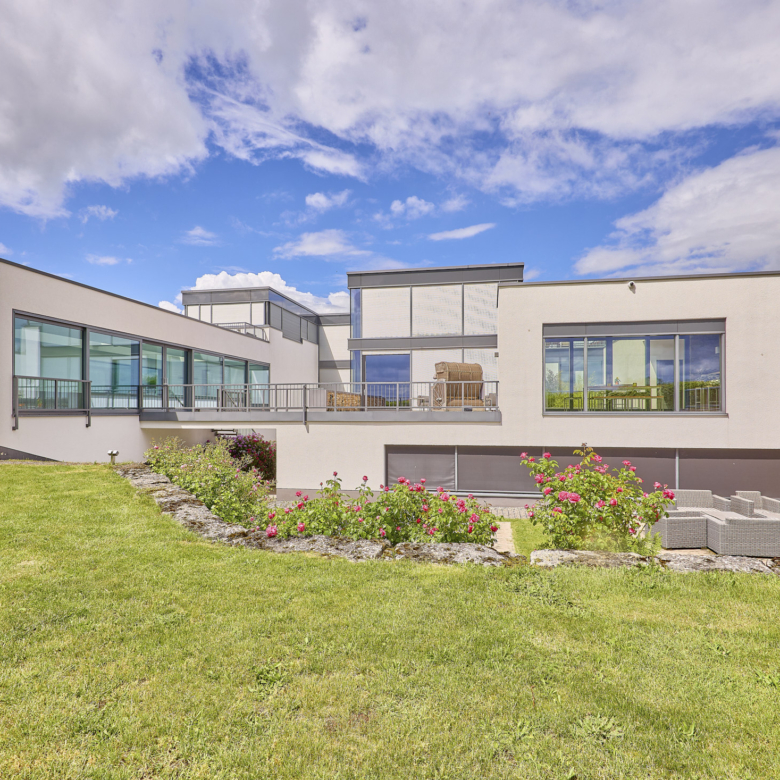 Luxuriöse Villa mit Reitanlage in der Nähe von Fulda in Hessen – Wellness, Reitsport & Lebensgefühl inklusive!