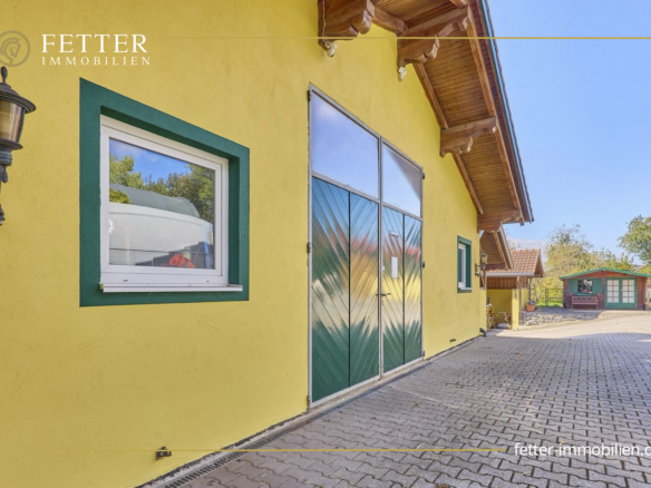 Pferdehof in Niederbayern inklusive Reithalle, schickem Landhaus und beheiztem Pool!