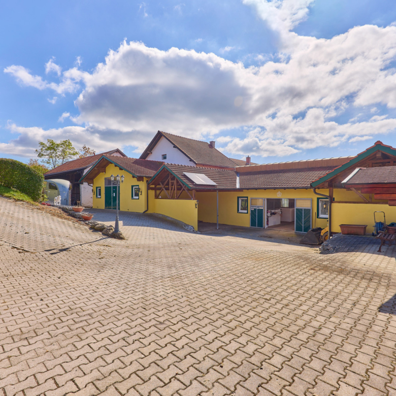Pferdehof in Niederbayern inklusive Reithalle, schickem Landhaus und beheiztem Pool!