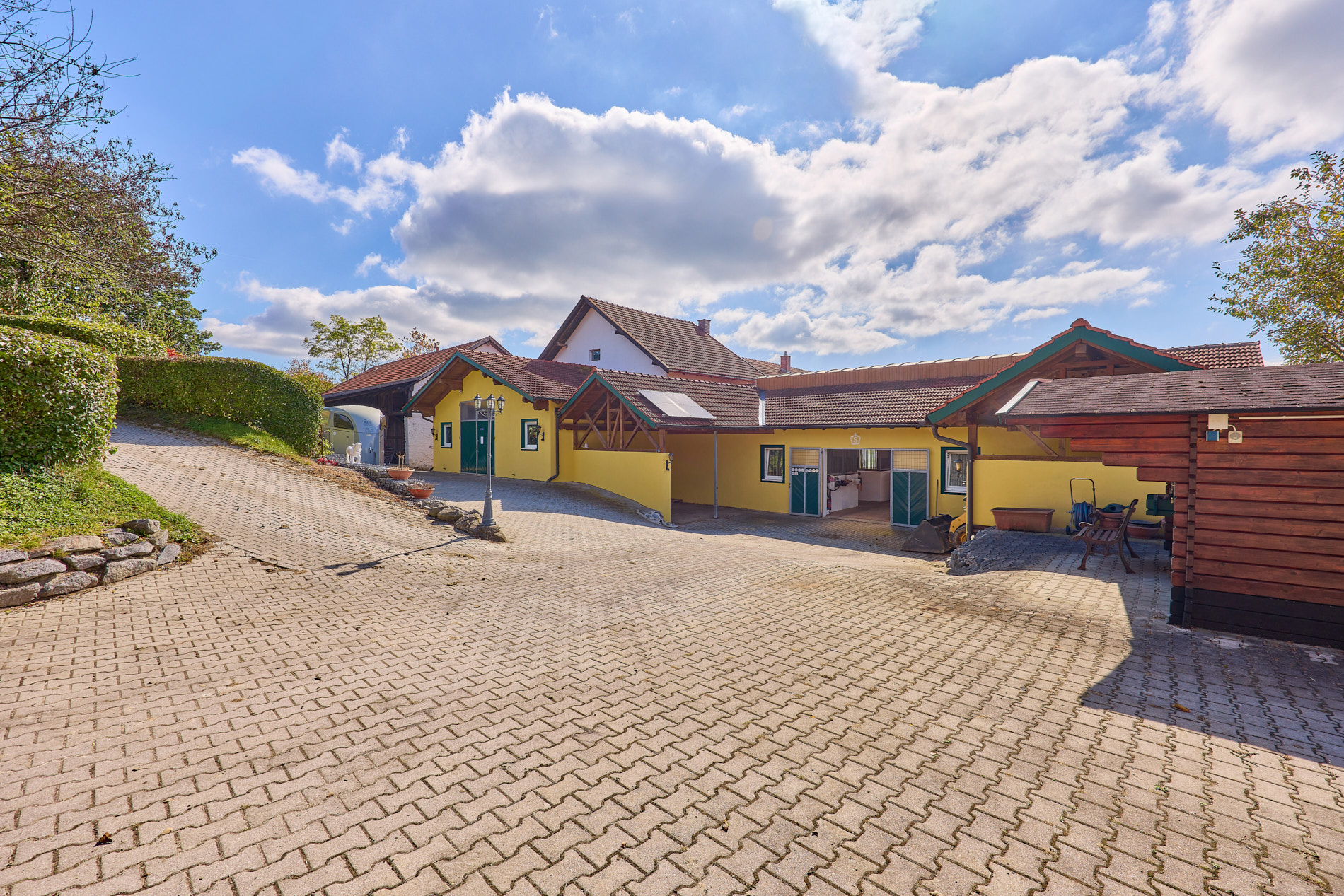Pferdehof in Niederbayern inklusive Reithalle, schickem Landhaus und beheiztem Pool!