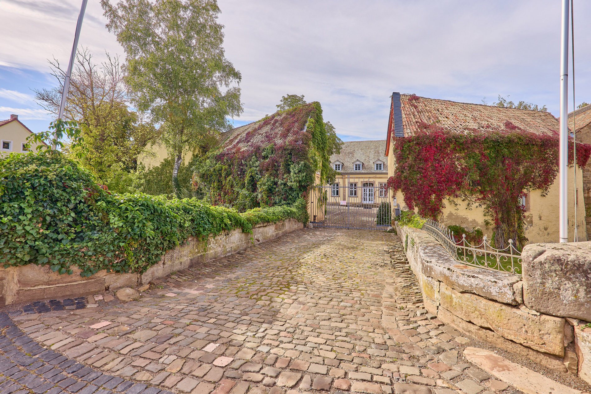 Schloss zu verkaufen in Rheinhessen mit eigener Reitanlage und Event-Location!