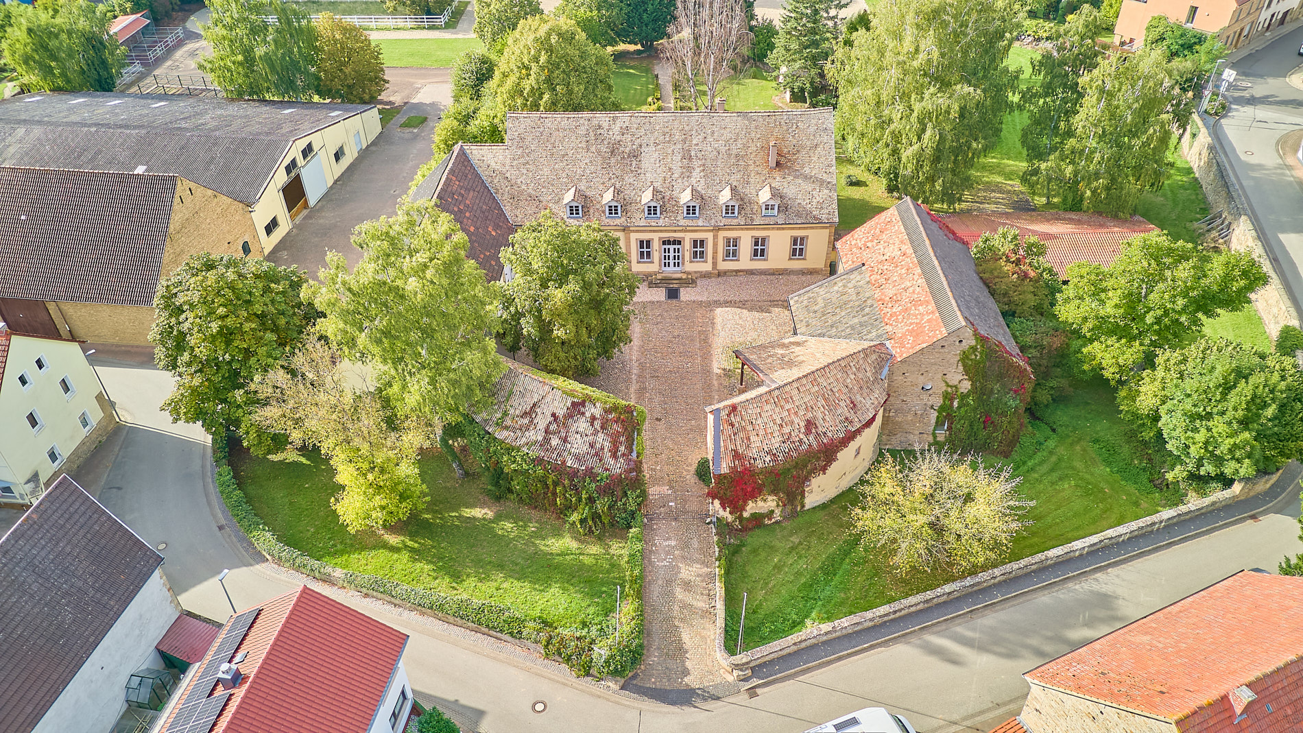 Schloss zu verkaufen in Rheinhessen mit eigener Reitanlage und Event-Location!