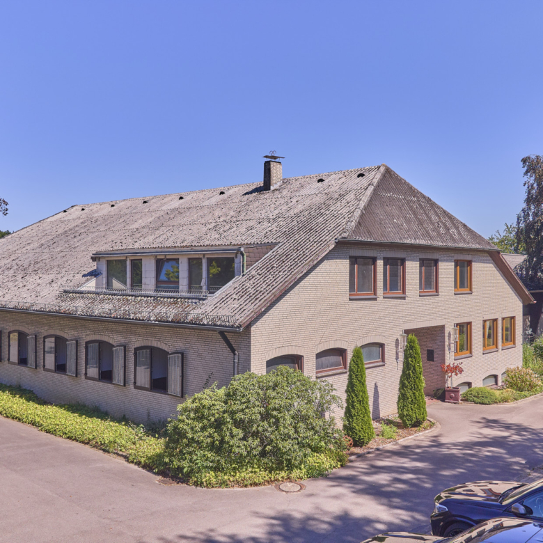 Reitanlage in NRW Nähe Münster zu verkaufen – Modernes Landhaus, Reithalle, Springplatz und Boxen für 33 Pferde!