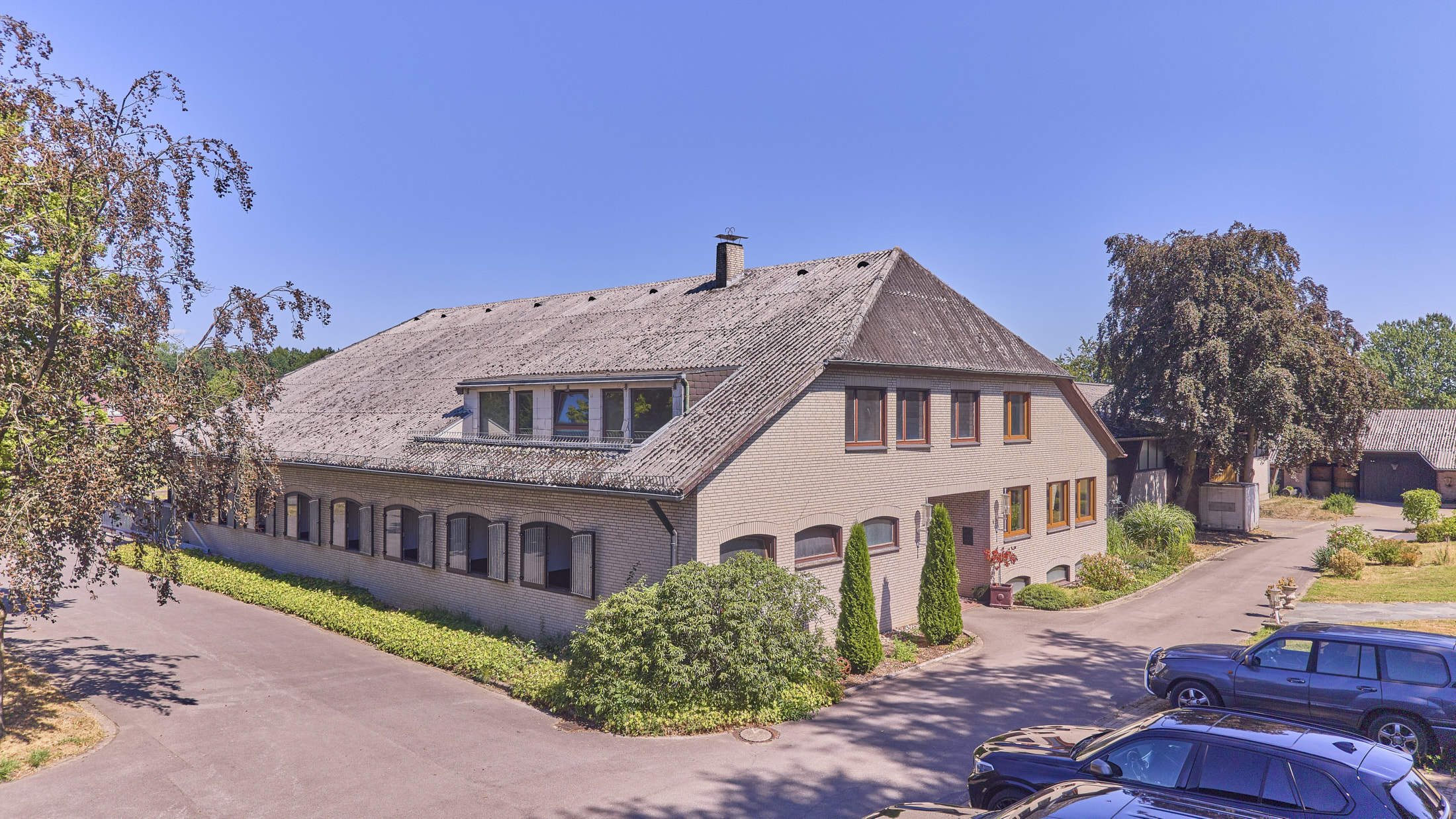 Reitanlage in NRW Nähe Münster zu verkaufen – Modernes Landhaus, Reithalle, Springplatz und Boxen für 33 Pferde!