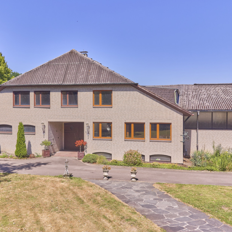 Reitanlage in NRW Nähe Münster zu verkaufen – Modernes Landhaus, Reithalle, Springplatz und Boxen für 33 Pferde!