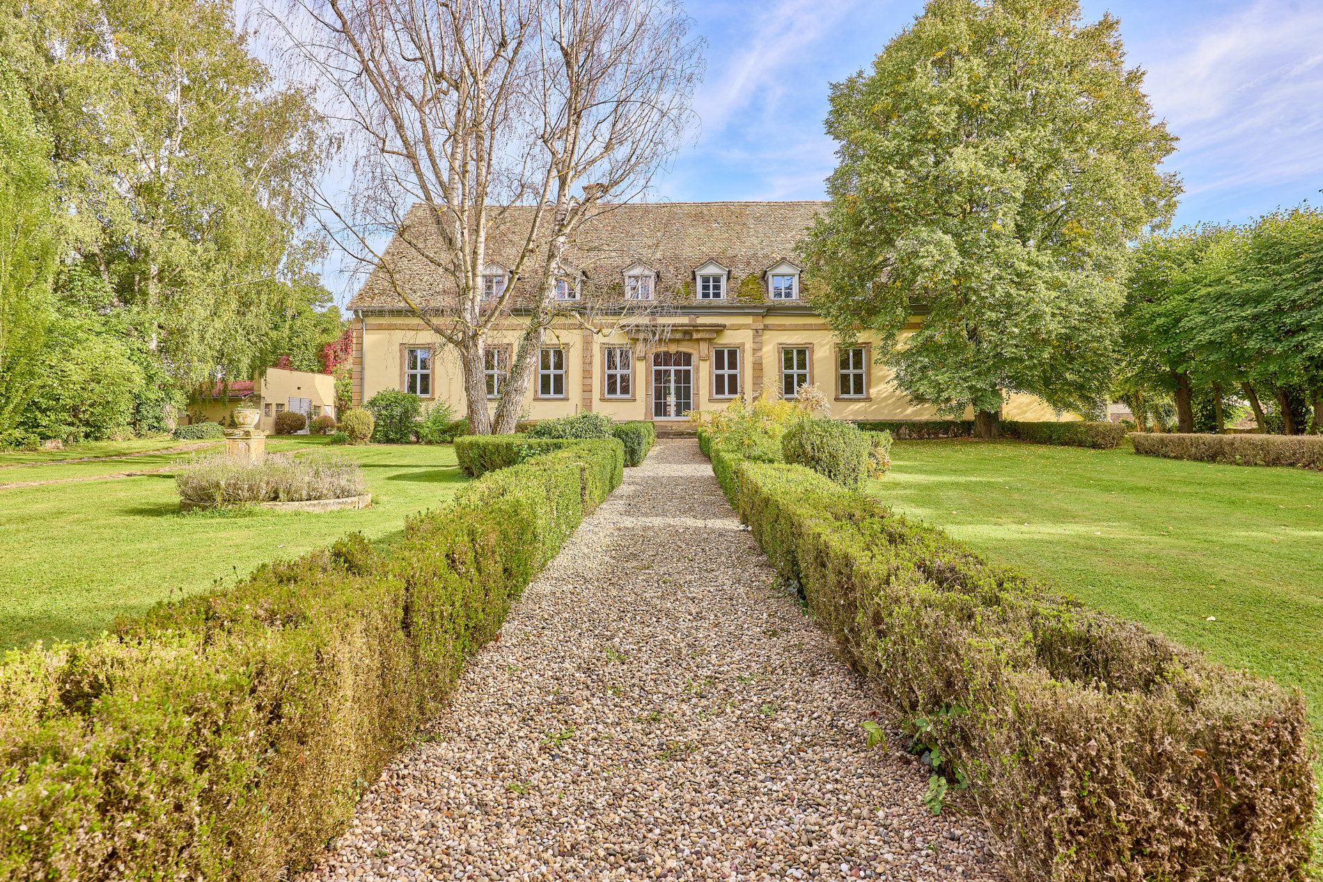 Schloss zu verkaufen in Rheinhessen mit eigener Reitanlage und Event-Location!