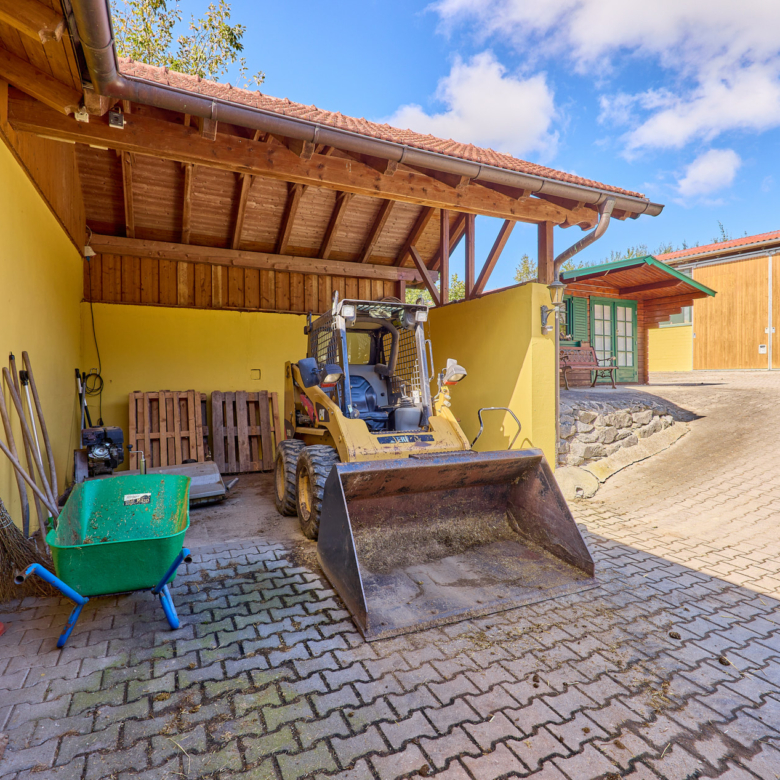 Pferdehof in Niederbayern inklusive Reithalle, schickem Landhaus und beheiztem Pool!