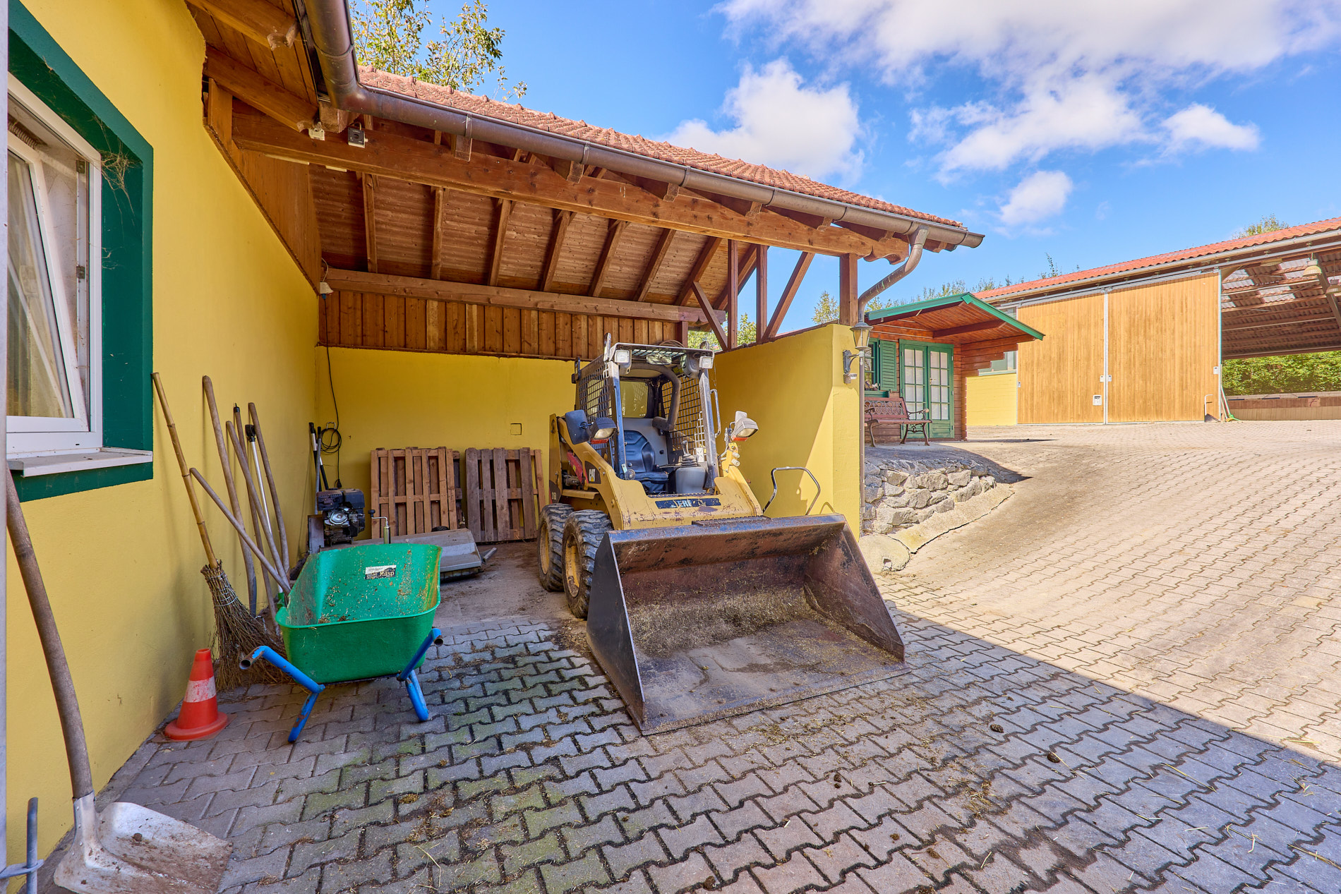 Pferdehof in Niederbayern inklusive Reithalle, schickem Landhaus und beheiztem Pool!