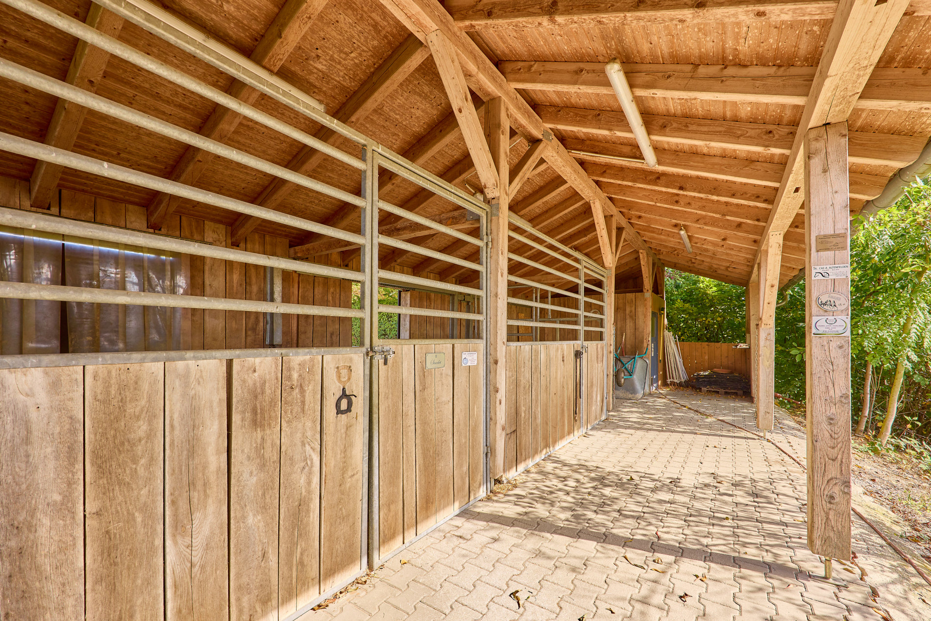 Pferdehof in Niederbayern inklusive Reithalle, schickem Landhaus und beheiztem Pool!