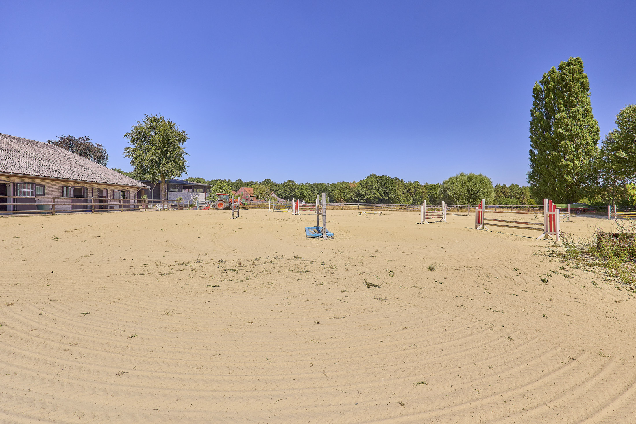 Reitanlage in NRW Nähe Münster zu verkaufen – Modernes Landhaus, Reithalle, Springplatz und Boxen für 33 Pferde!