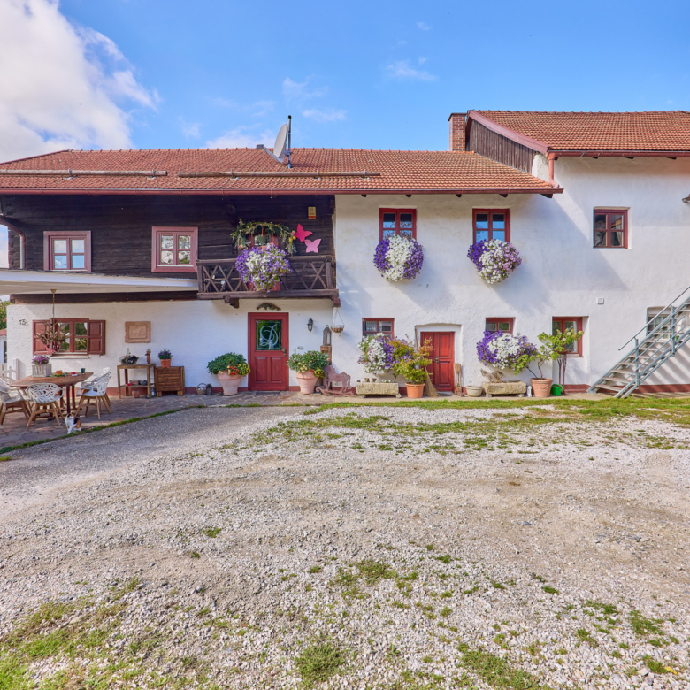 Pferdehof in Niederbayern inklusive Reithalle, schickem Landhaus und beheiztem Pool!