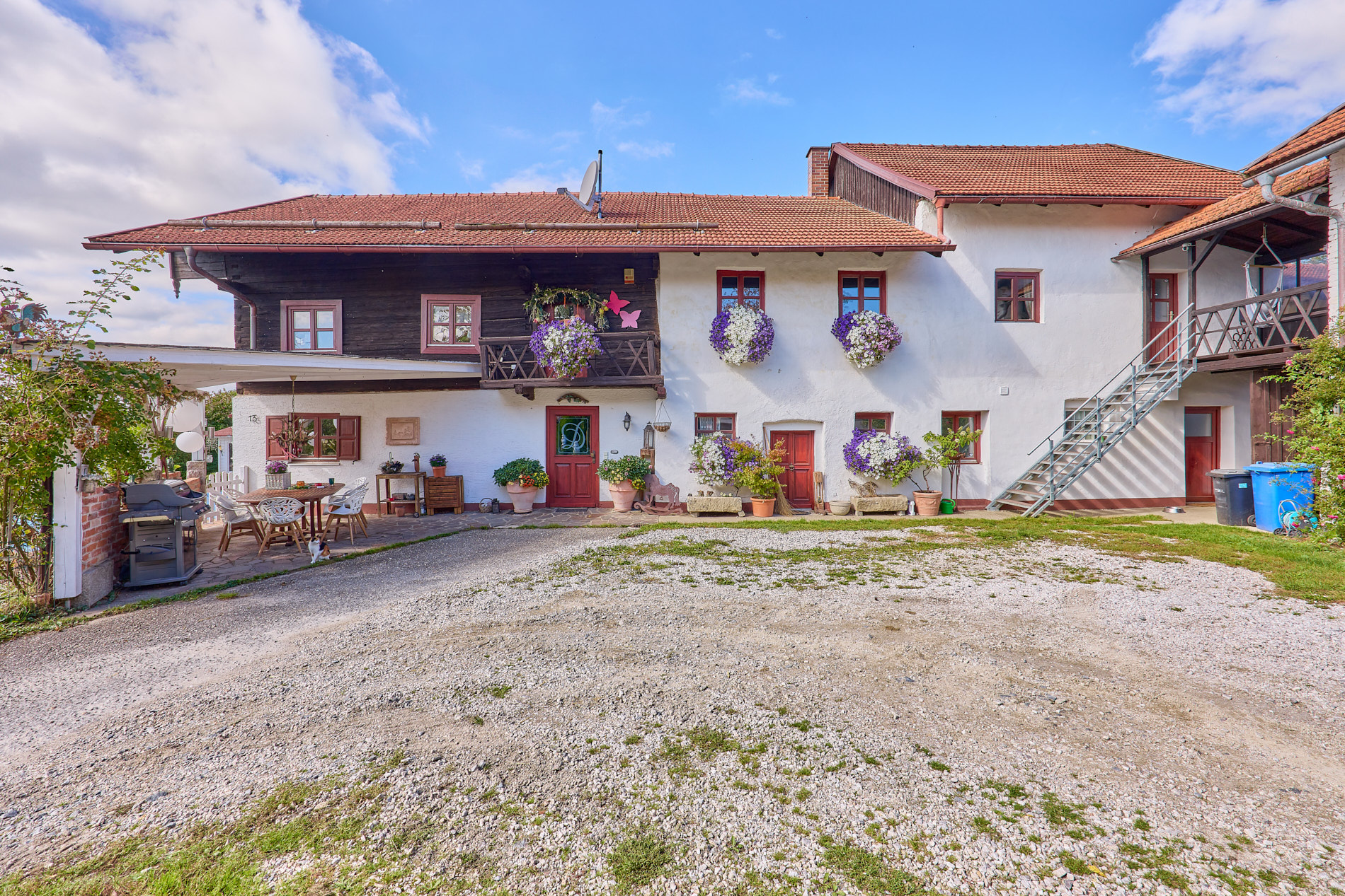 Pferdehof in Niederbayern inklusive Reithalle, schickem Landhaus und beheiztem Pool!