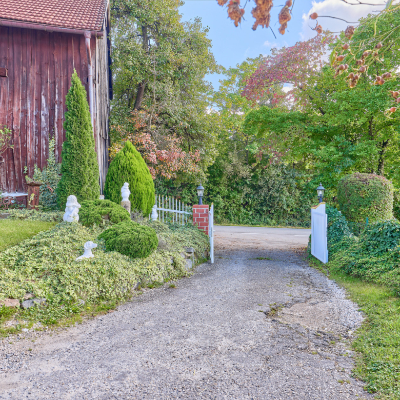 Pferdehof in Niederbayern inklusive Reithalle, schickem Landhaus und beheiztem Pool!