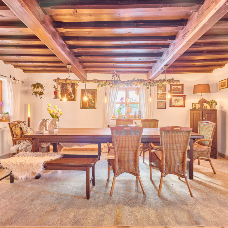 Pferdehof in Niederbayern inklusive Reithalle, schickem Landhaus und beheiztem Pool!